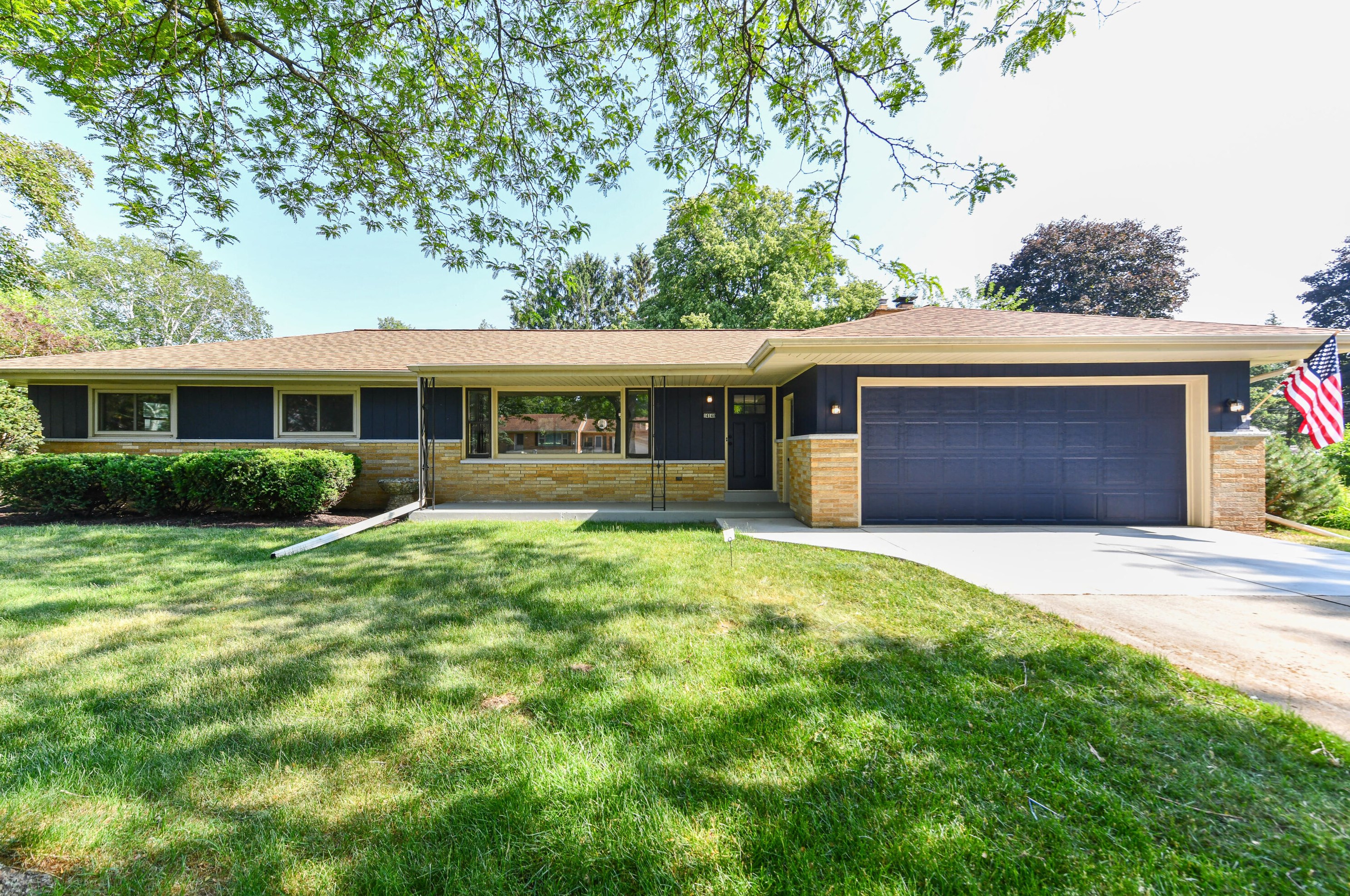 14140 Regis St, Brookfield WI  53005-1657 exterior