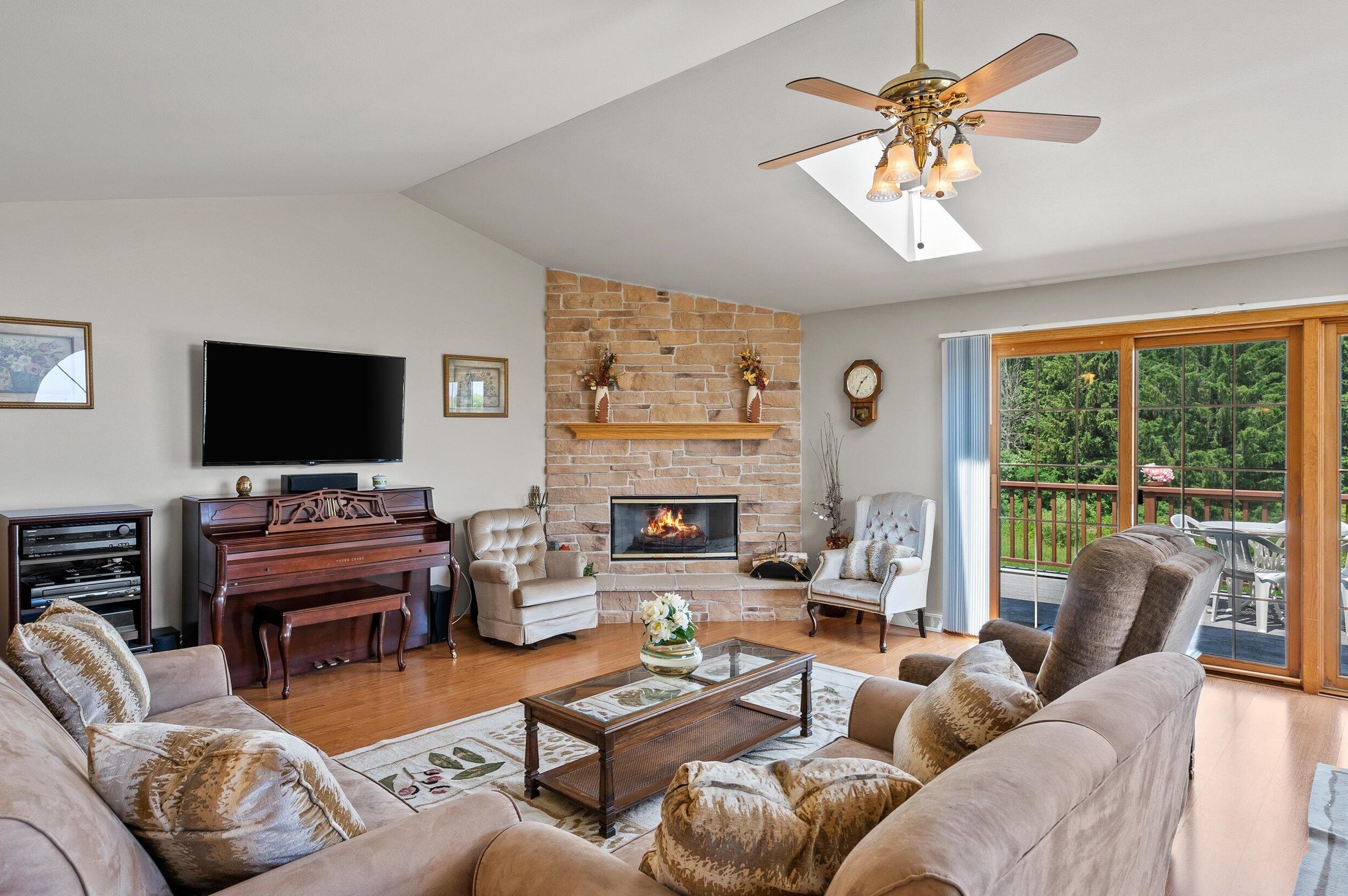 2054 Upper Ridge Rd, Port Washington, WI 53074-9660