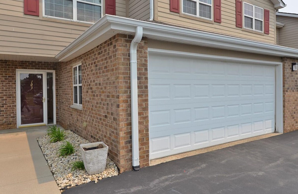 825 Stonefield Dr, Racine, WI 53406-6504