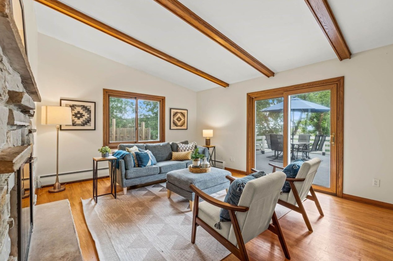 432 Park Ave, Pewaukee, WI 53072