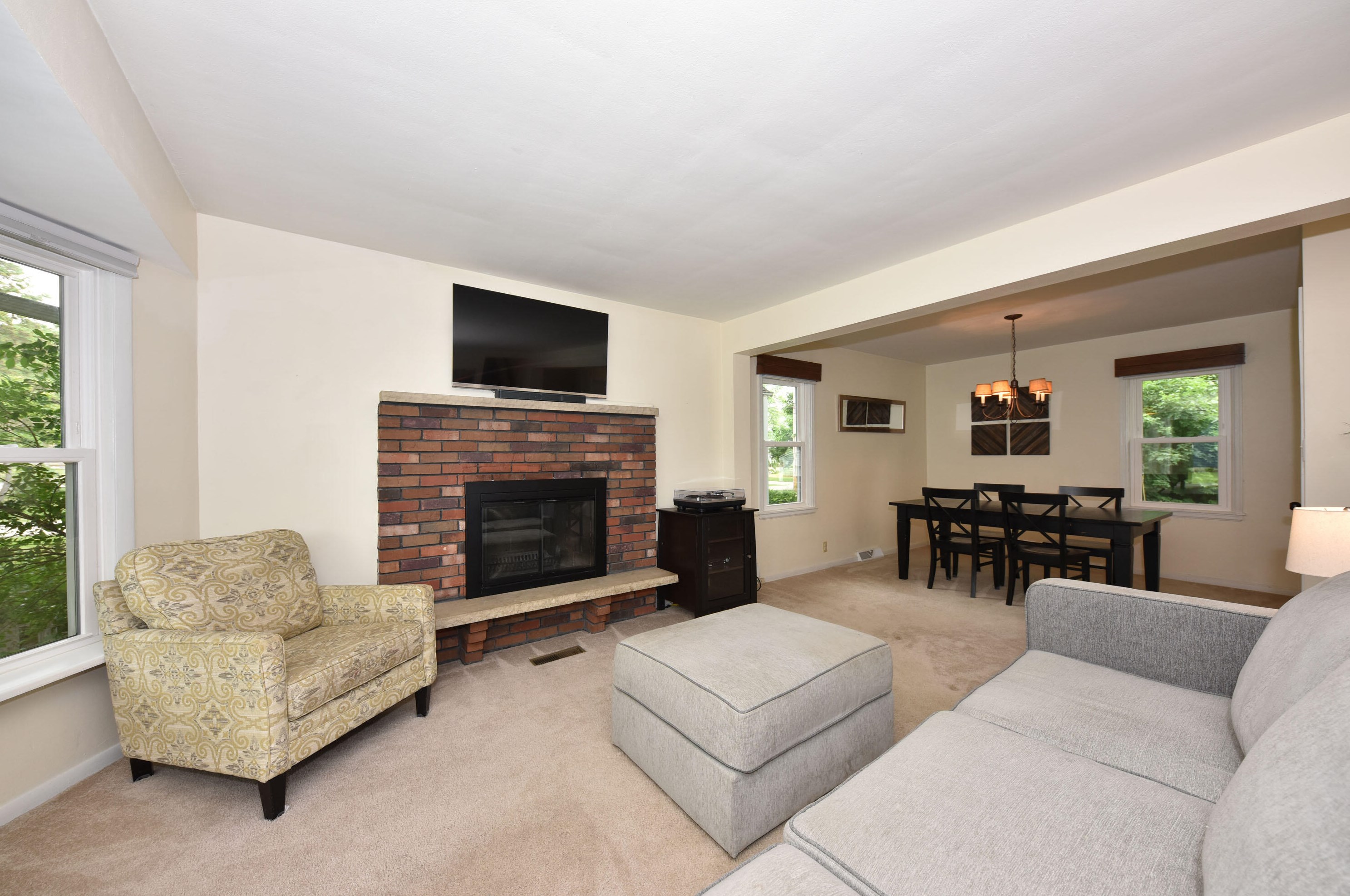 1080 Adelmann Ave, Brookfield, WI 53045