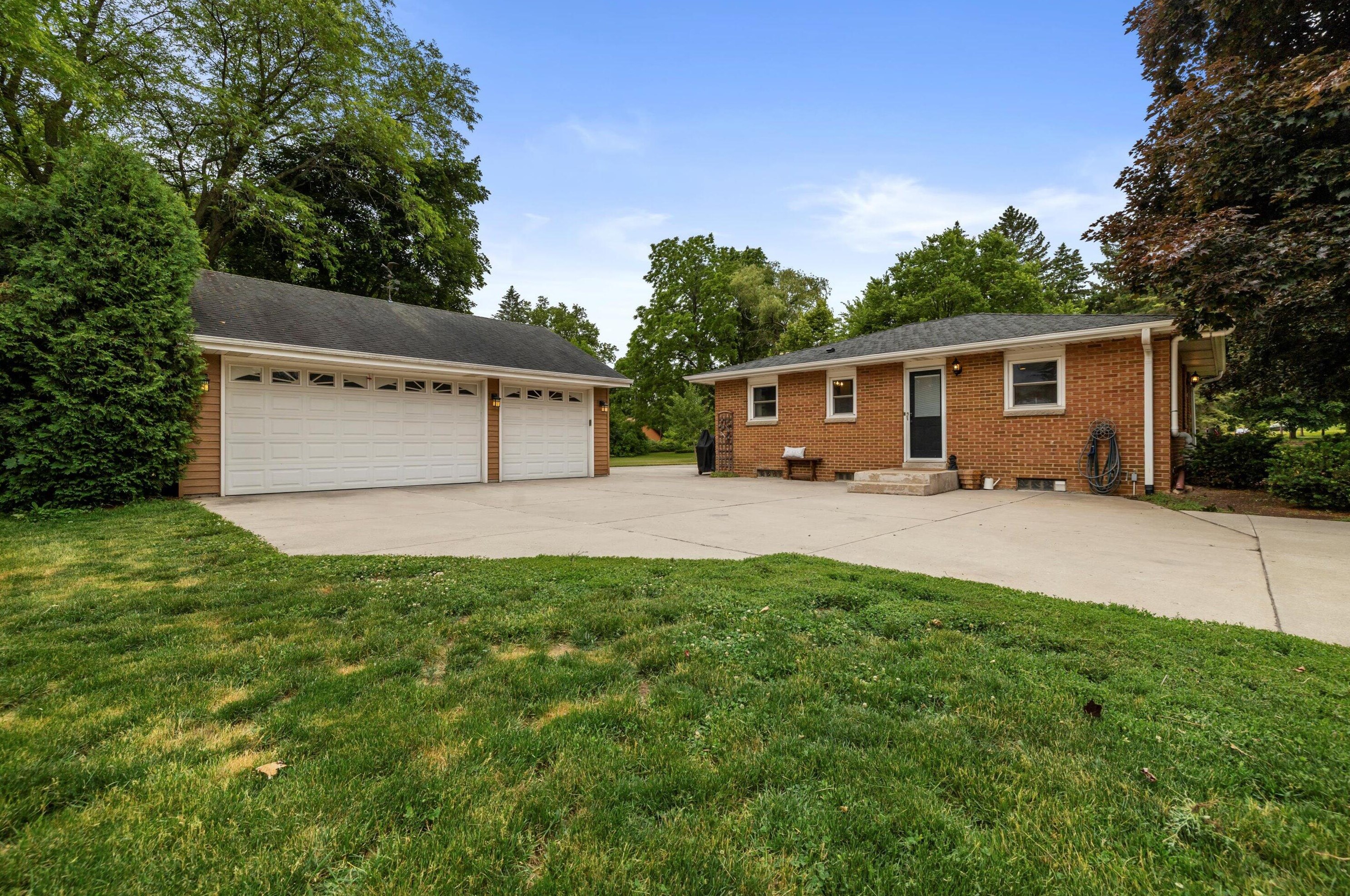 11641 Rawson Ave, Hales Corners WI  53132-1650 exterior