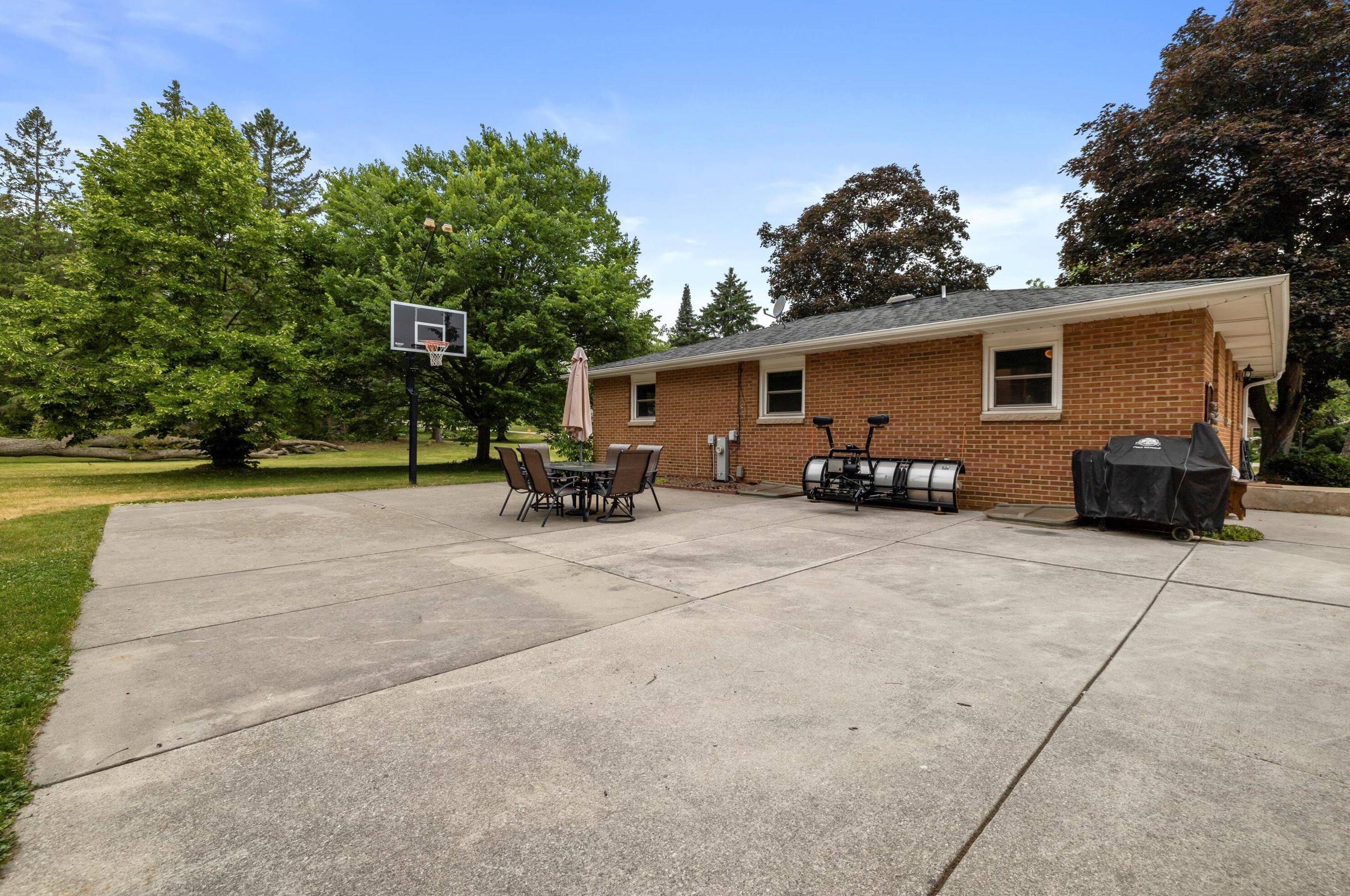 11641 Rawson Ave, Hales Corners WI  53132-1650 exterior