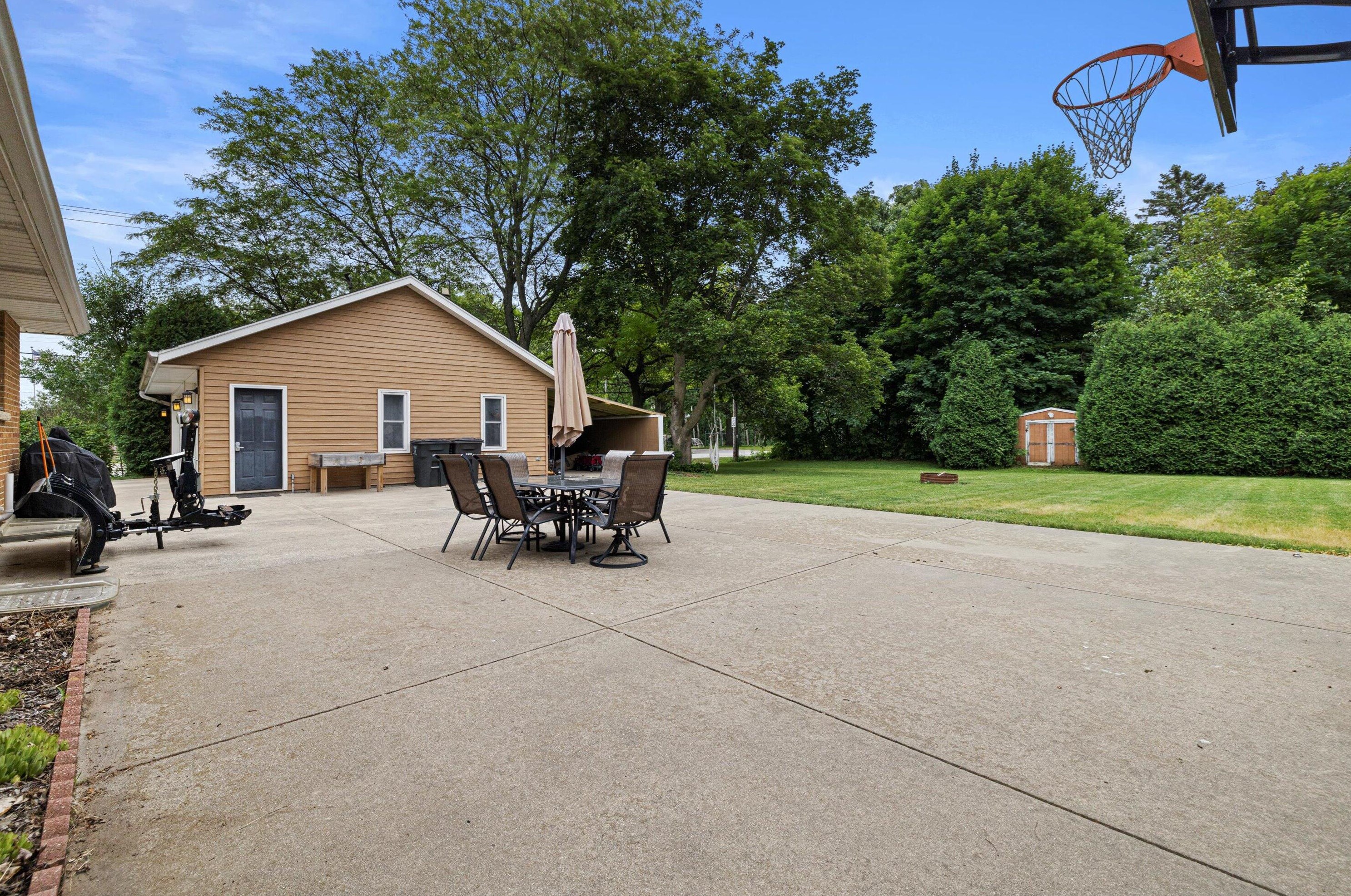 11641 Rawson Ave, Hales Corners WI  53132-1650 exterior