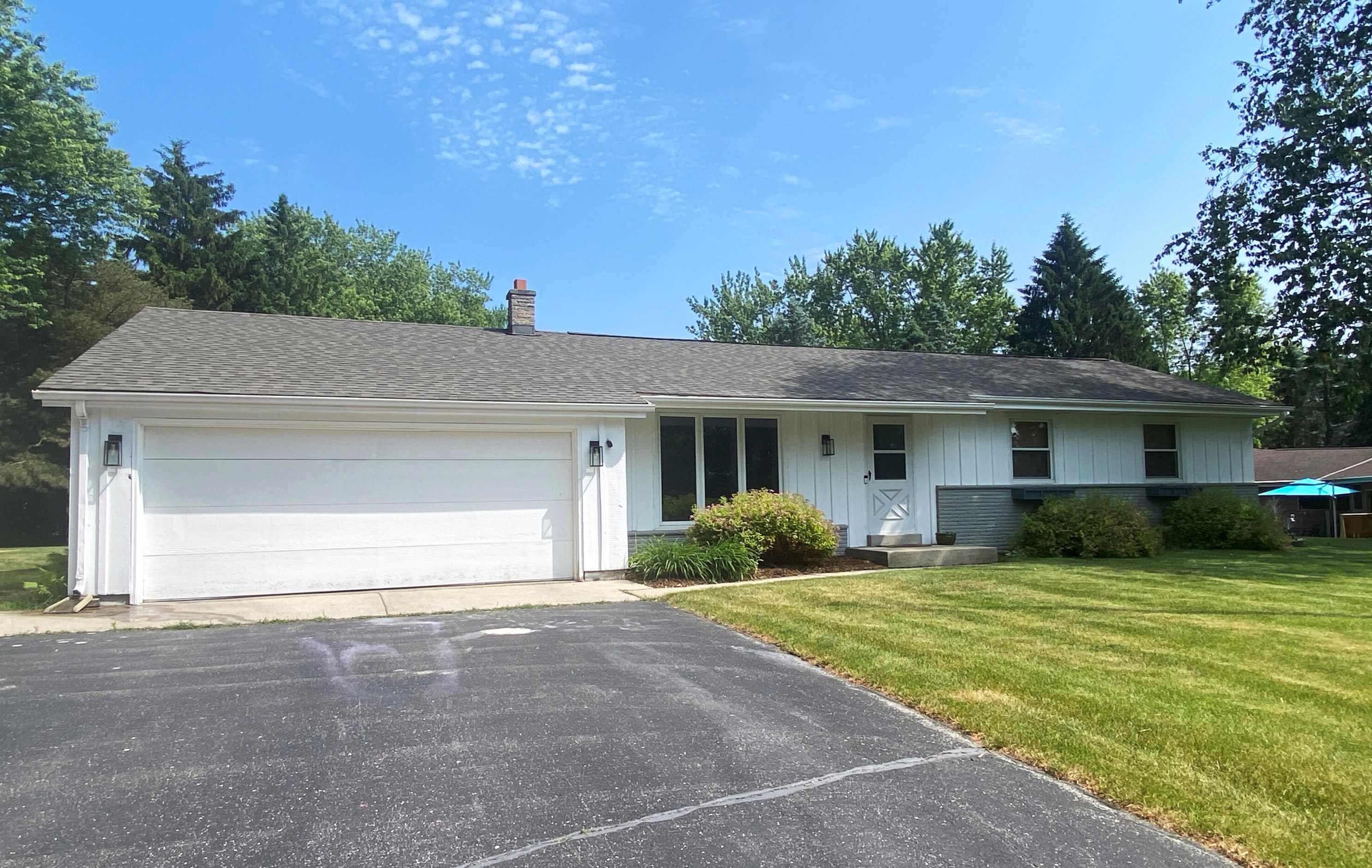 2560 Bobolink Dr, Cedarburg, WI 53012