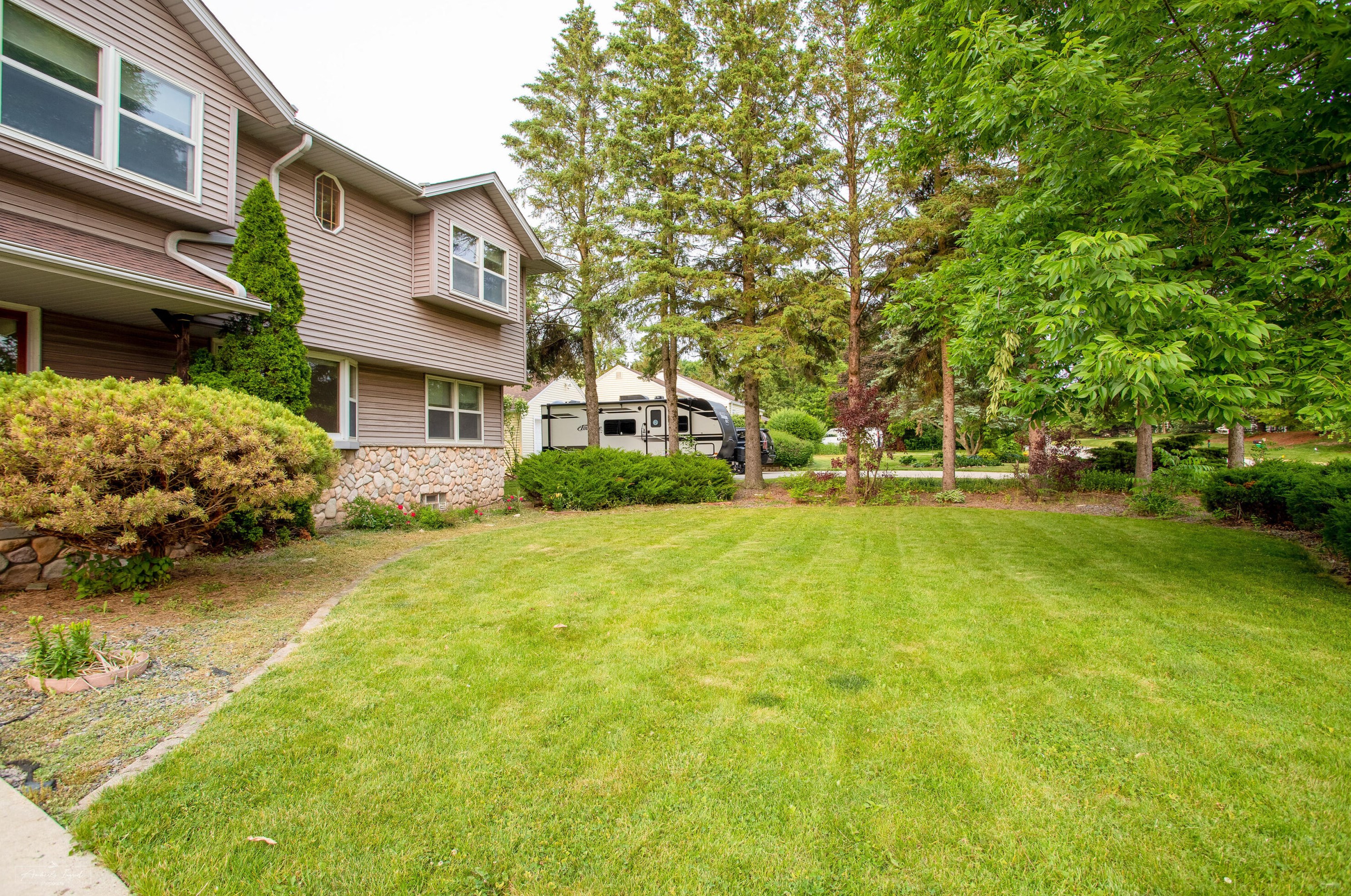 3702 Oakwood Rd, Oak Creek, WI 53154-6039