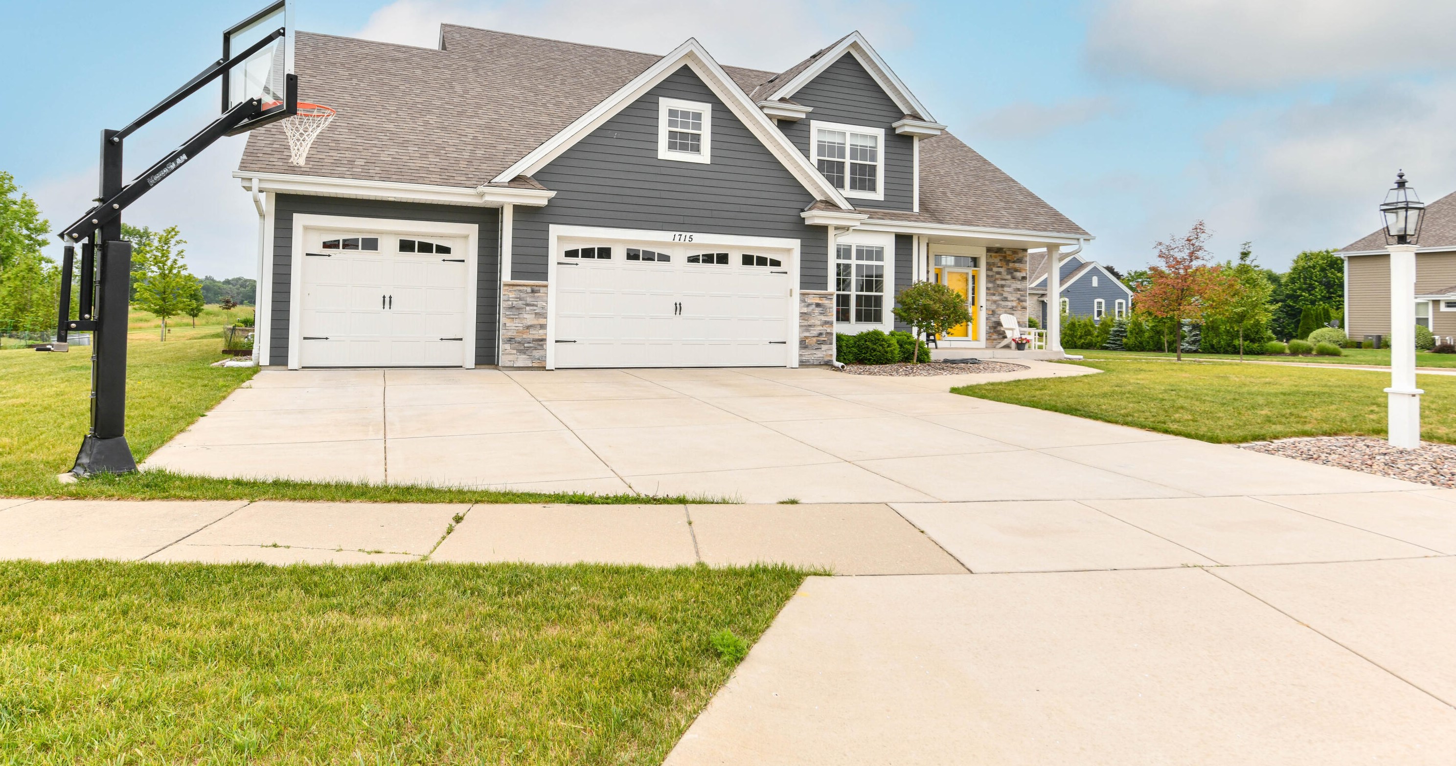 1715 Moccasin Trail, Waukesha, WI 53189