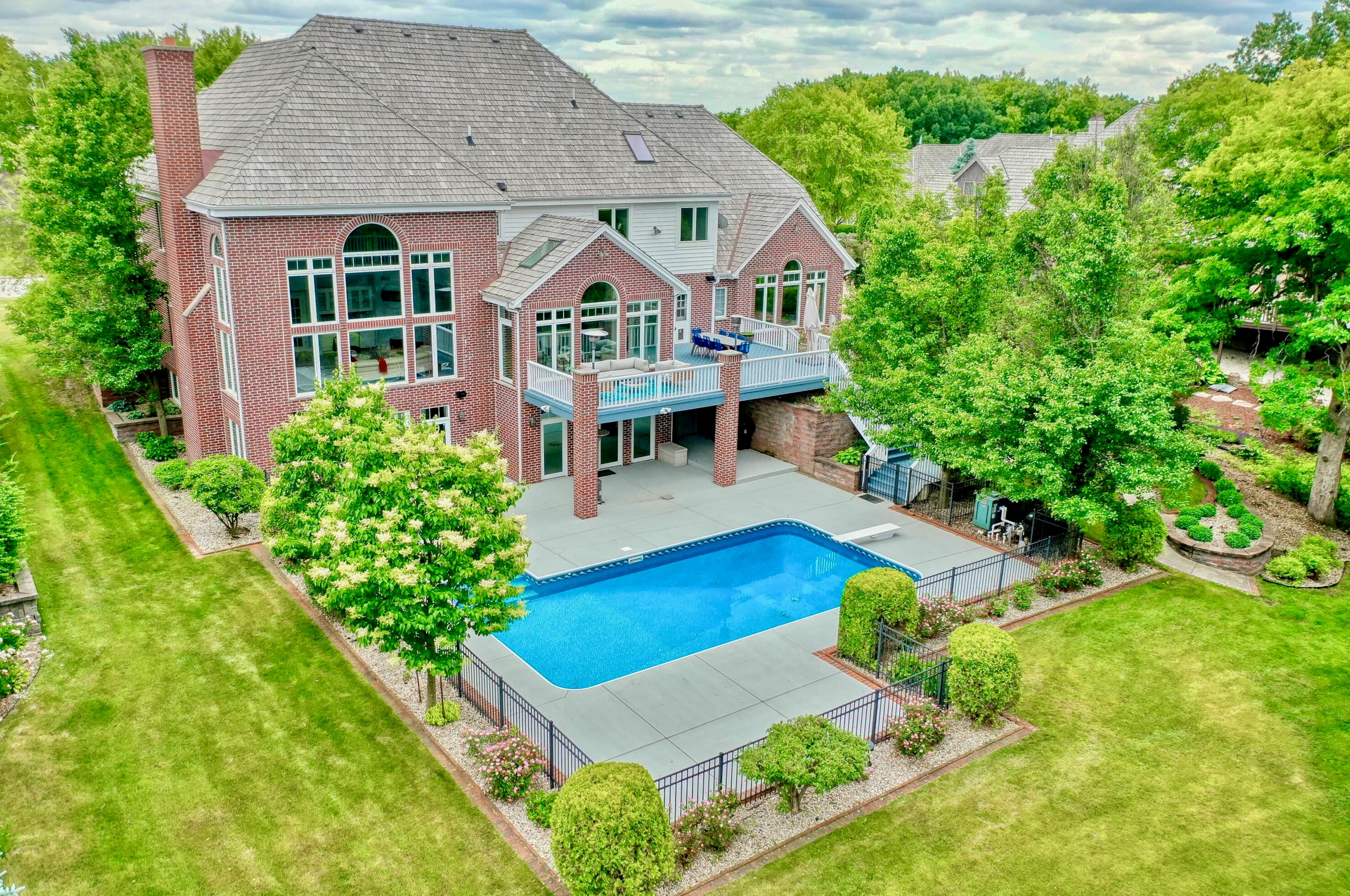 1604 E Juniper Way, Chenequa, WI 53029