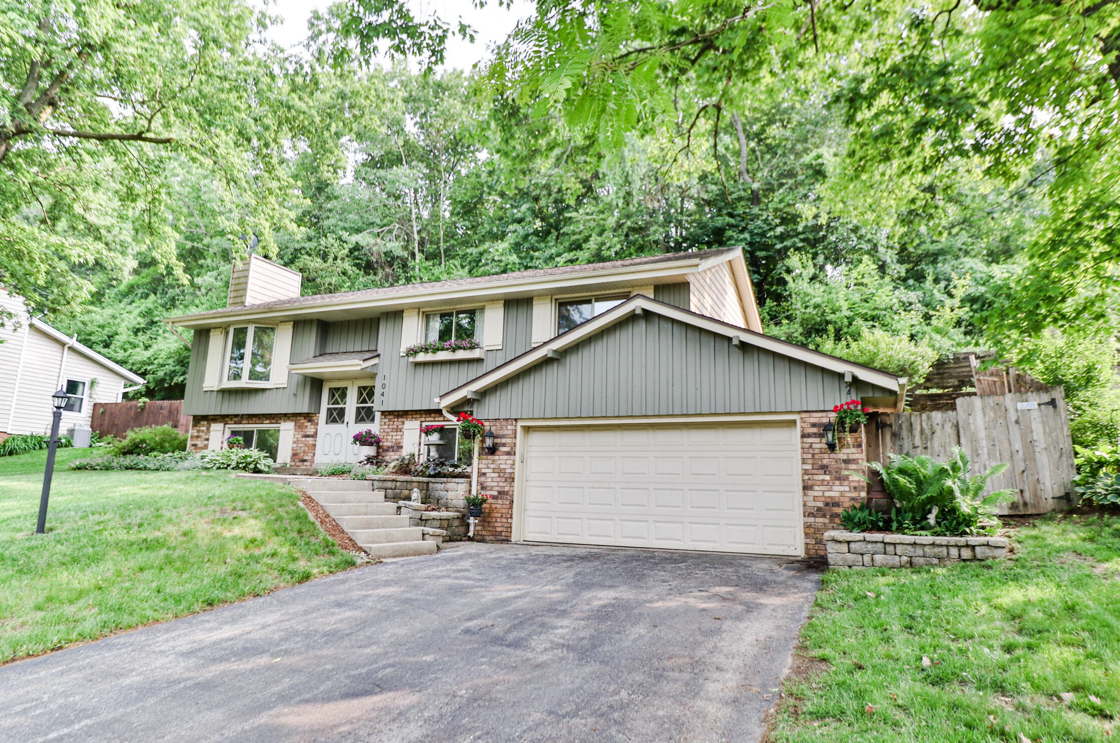 1041 Oxford Dr, Chenequa, WI 53029