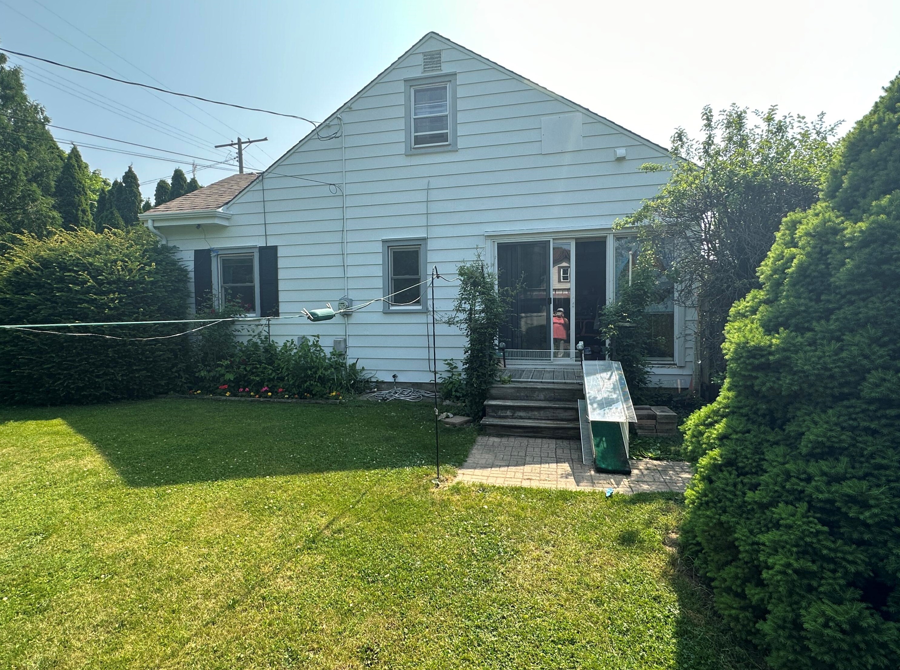 2317 Harriet St, Racine, WI 53404-2807