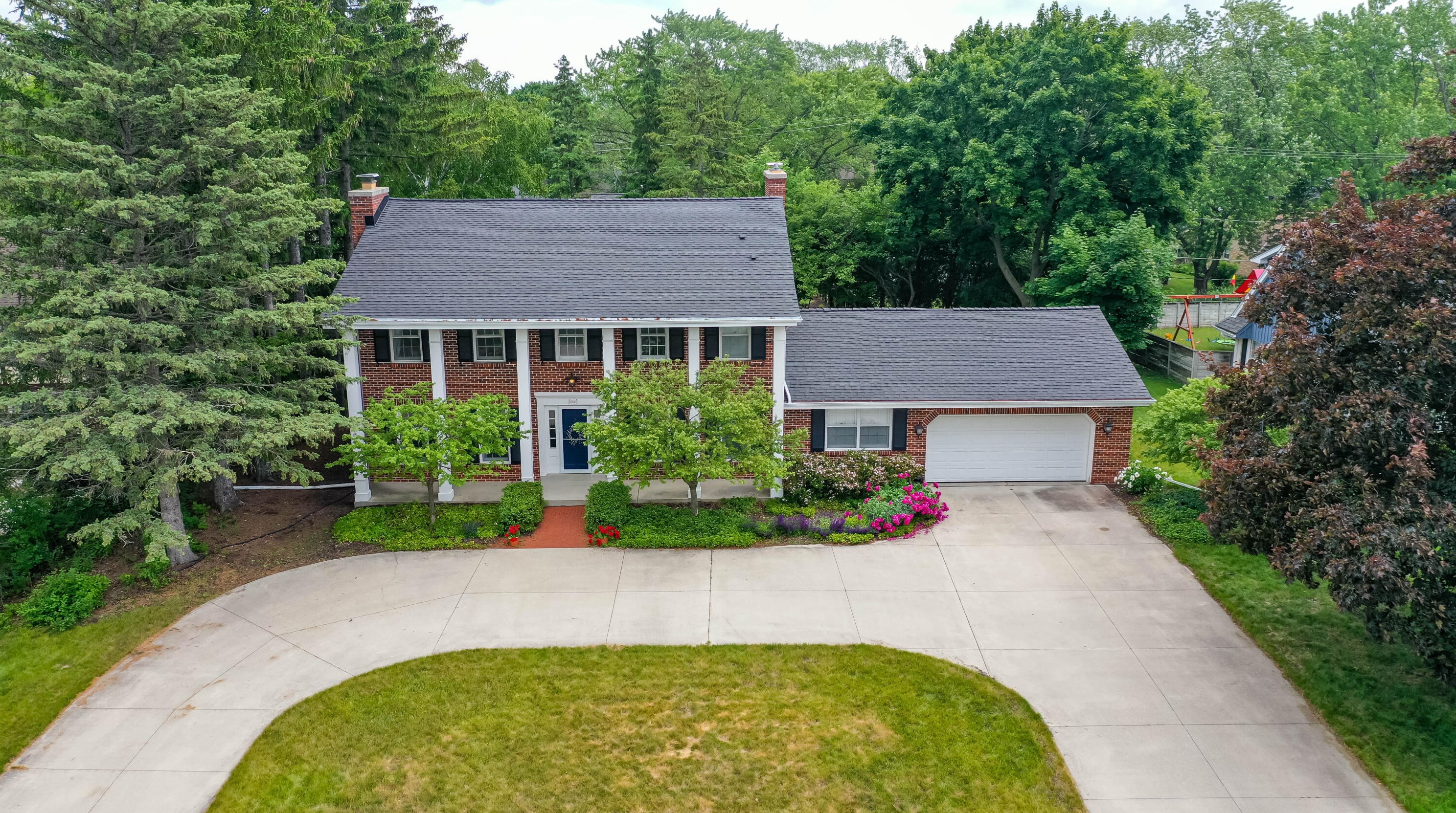 600 Bel Aire Dr, Thiensville, WI 53092