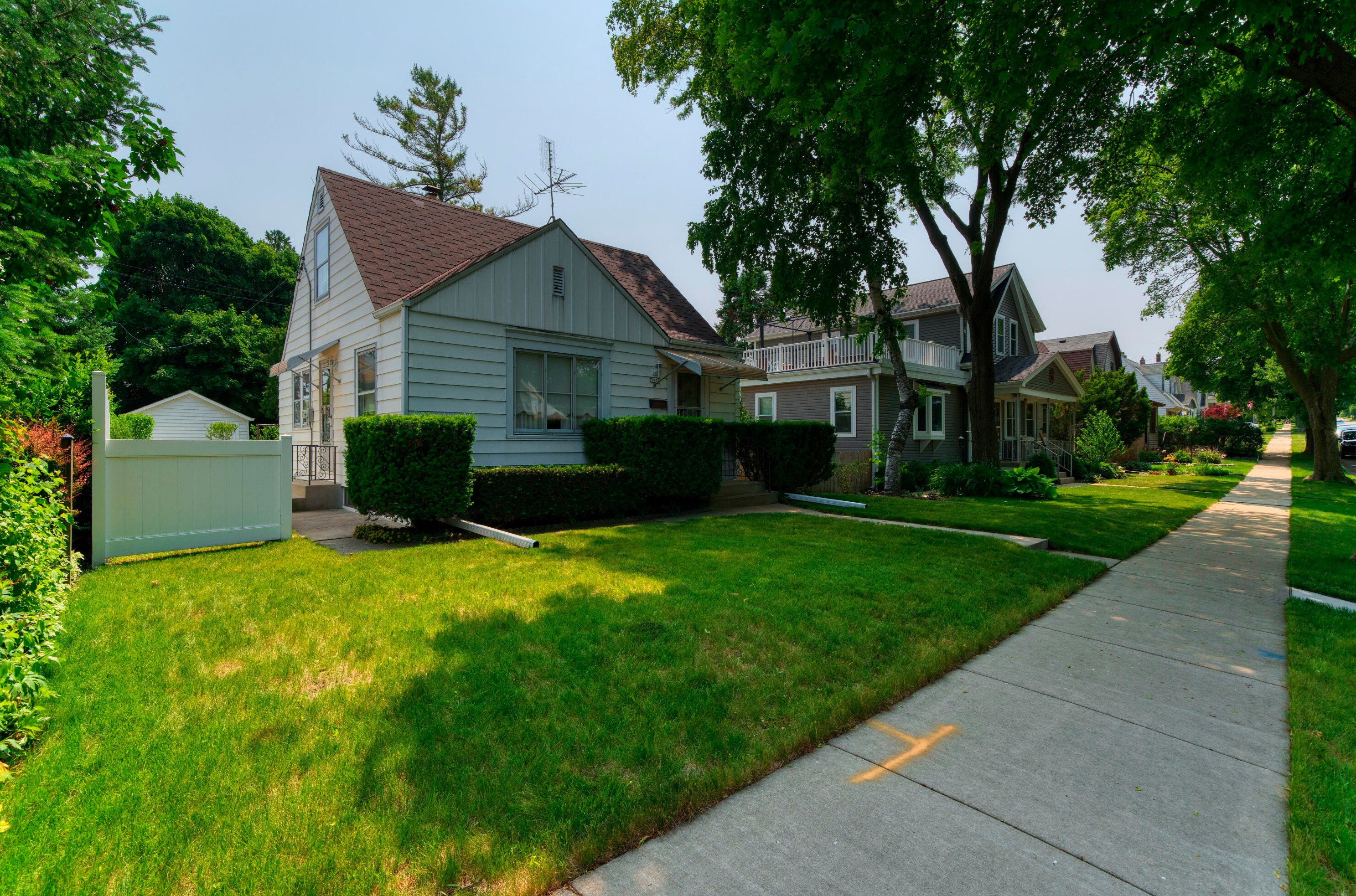 3951 Cudahy Ave, Cudahy, WI 53110-1235