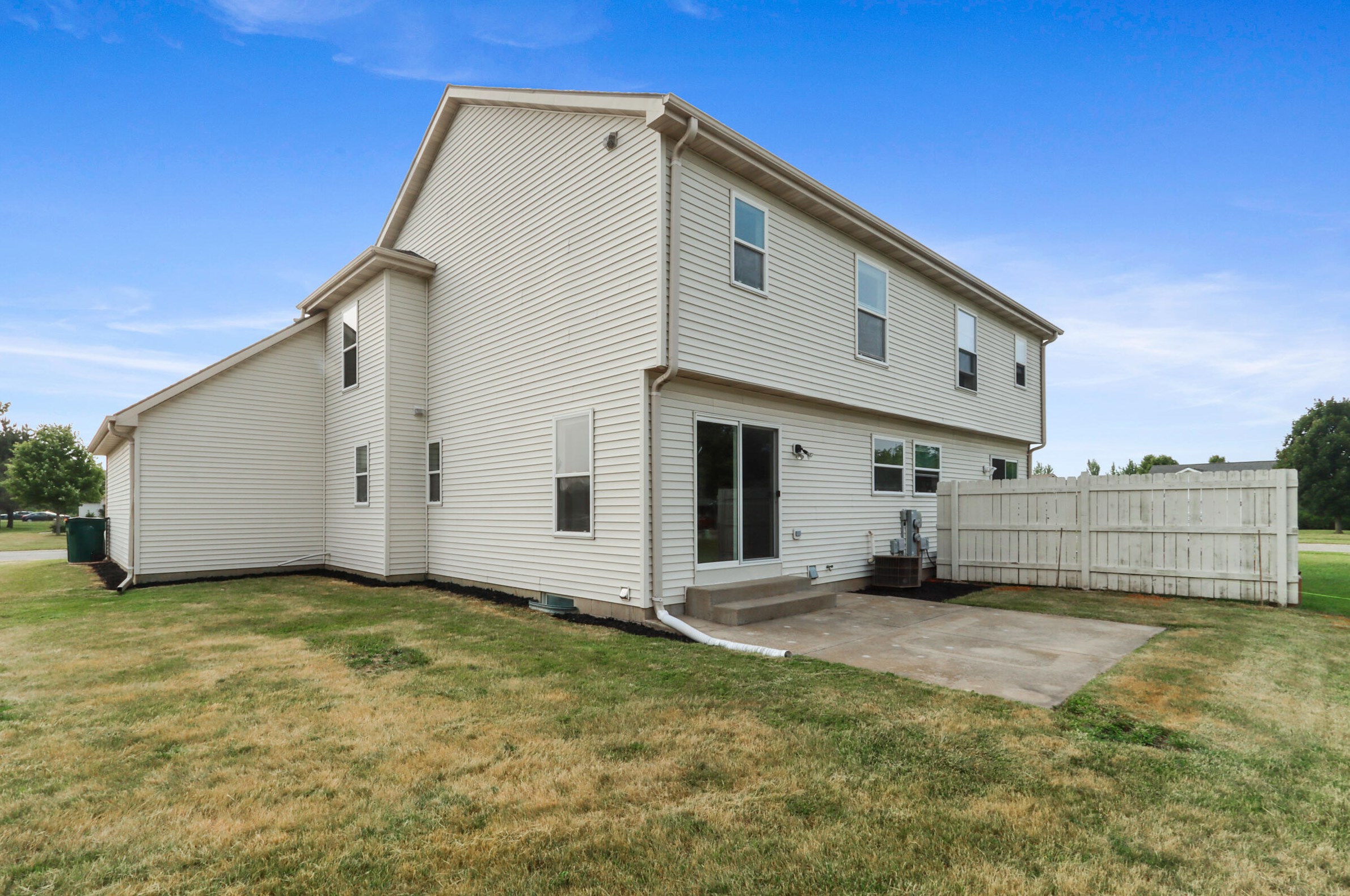 61 E Sedgemeadow St, Elkhorn, WI 53121