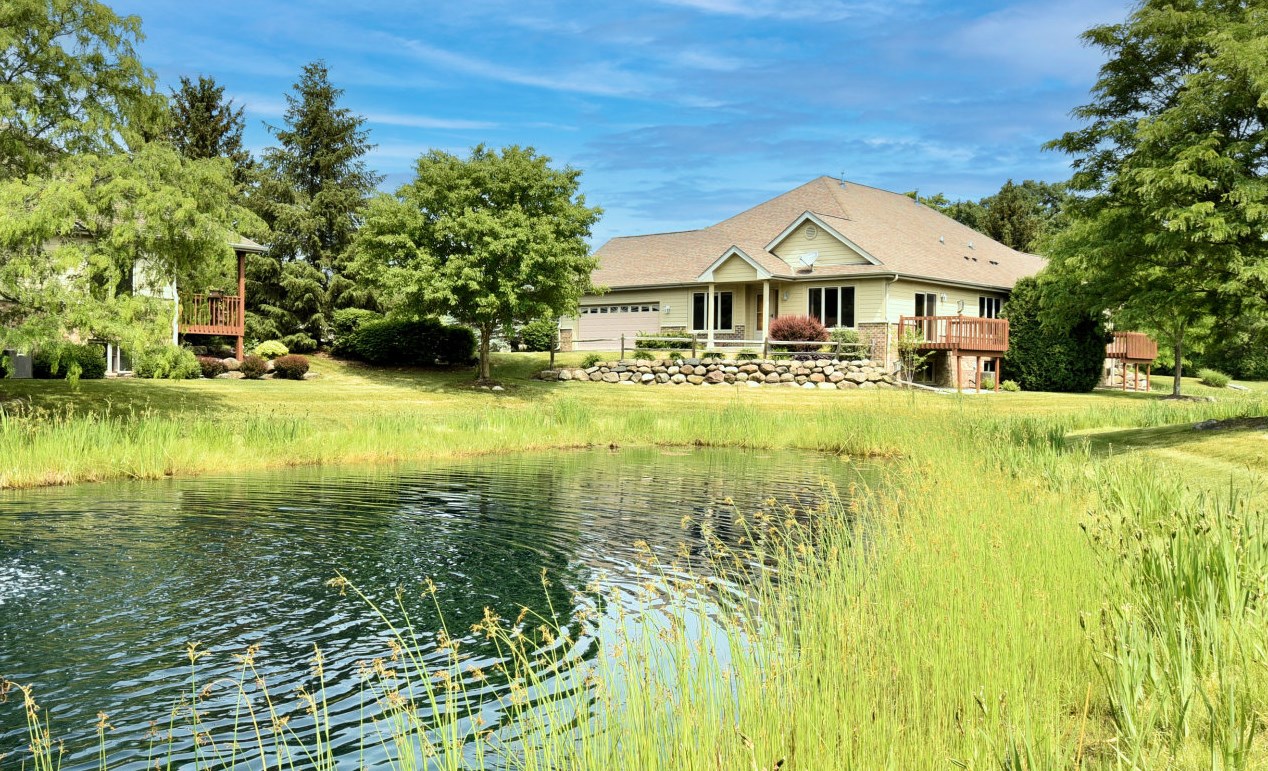 7018 S Lannonstone Ct, Hales Corners, WI 53132