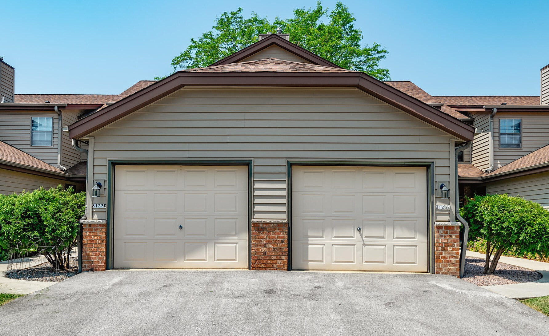 8123 S Legend Dr #e, Hales Corners, WI 53132