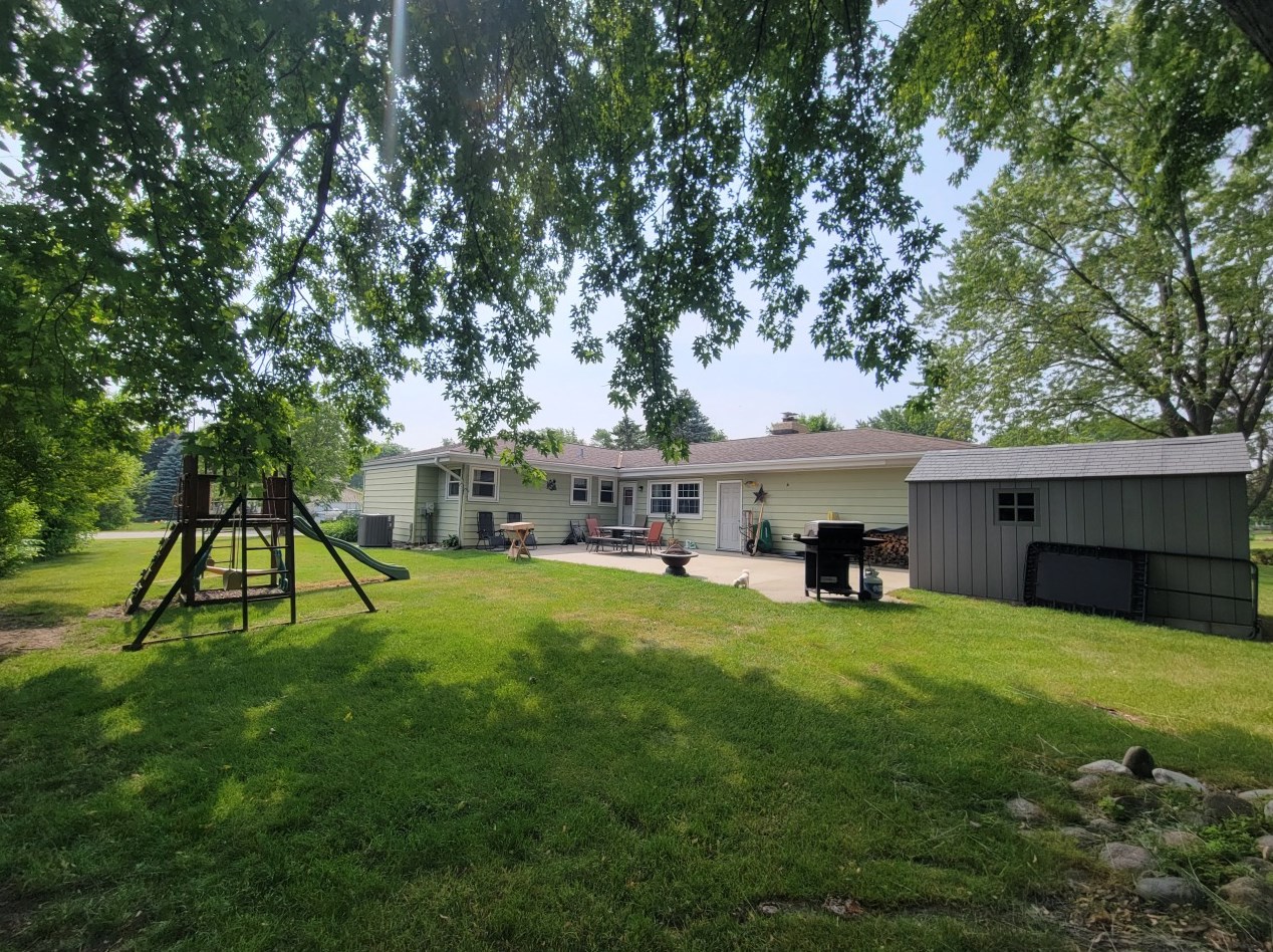 7815 Chapel Hill Ct W, Hales Corners, WI 53132