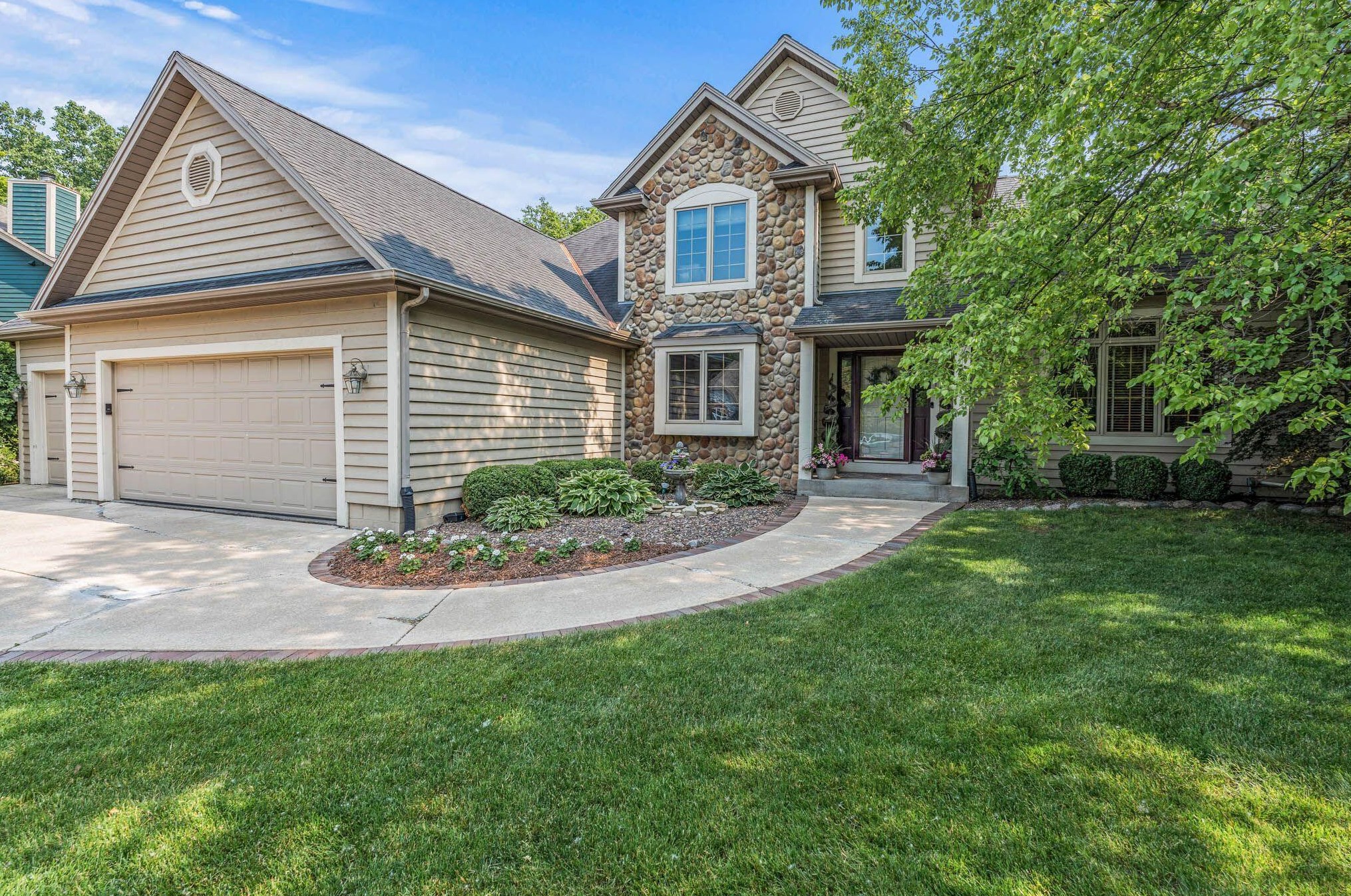 7611 S Mission Woods Ct, Hales Corners, WI 53132