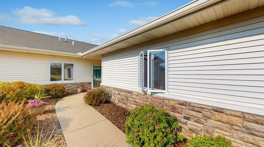 305 Creekside Pl, Delavan, WI 53115-2129