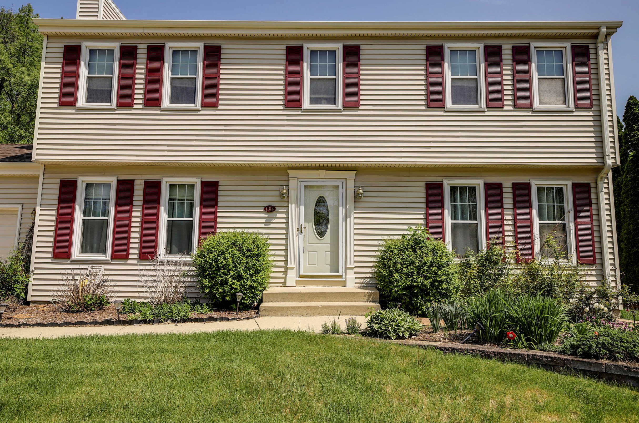 1104 Larchmont Dr, Waukesha, WI 53186