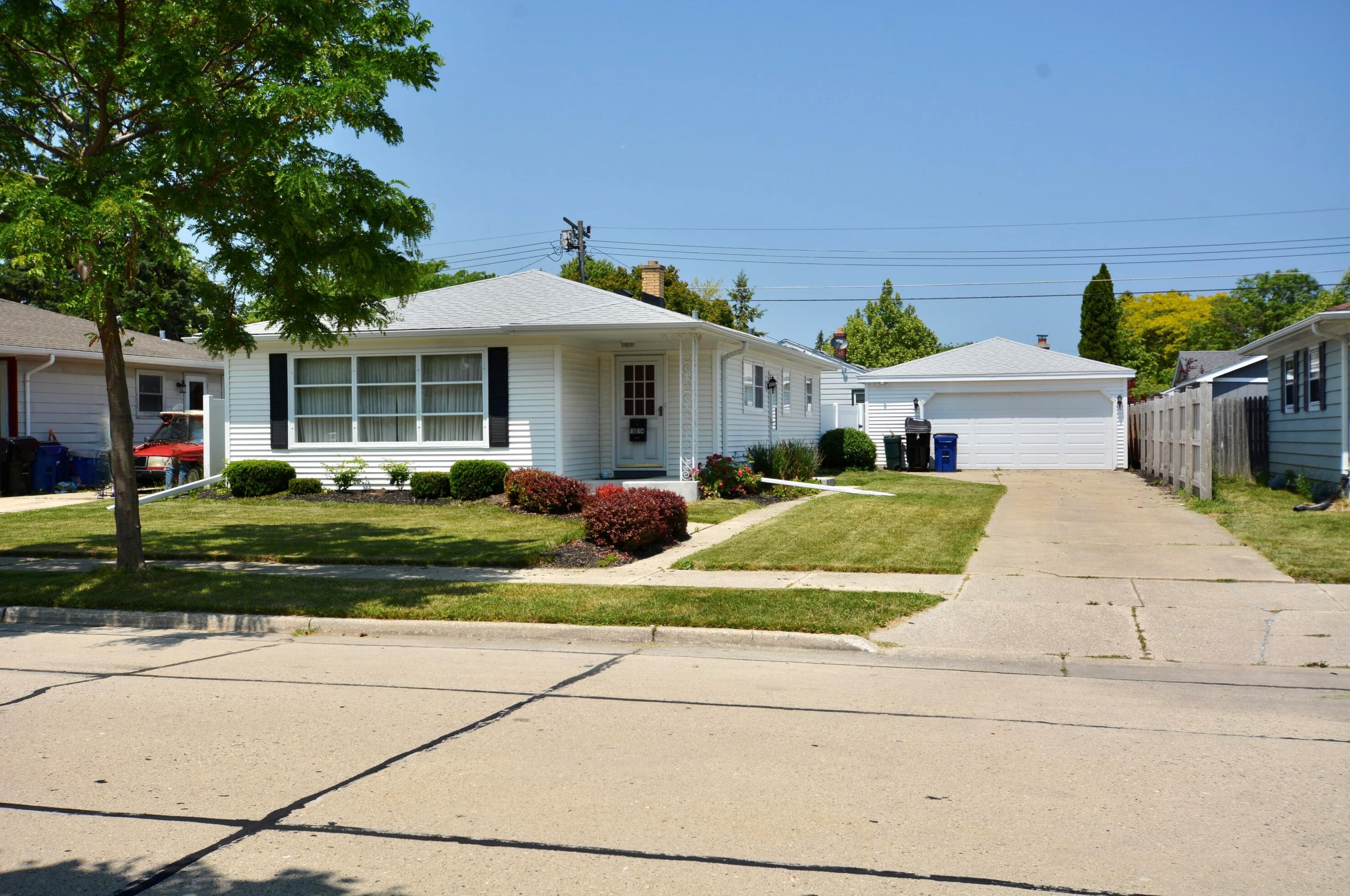 1014 Saxony Dr, Racine, WI 53402-3369
