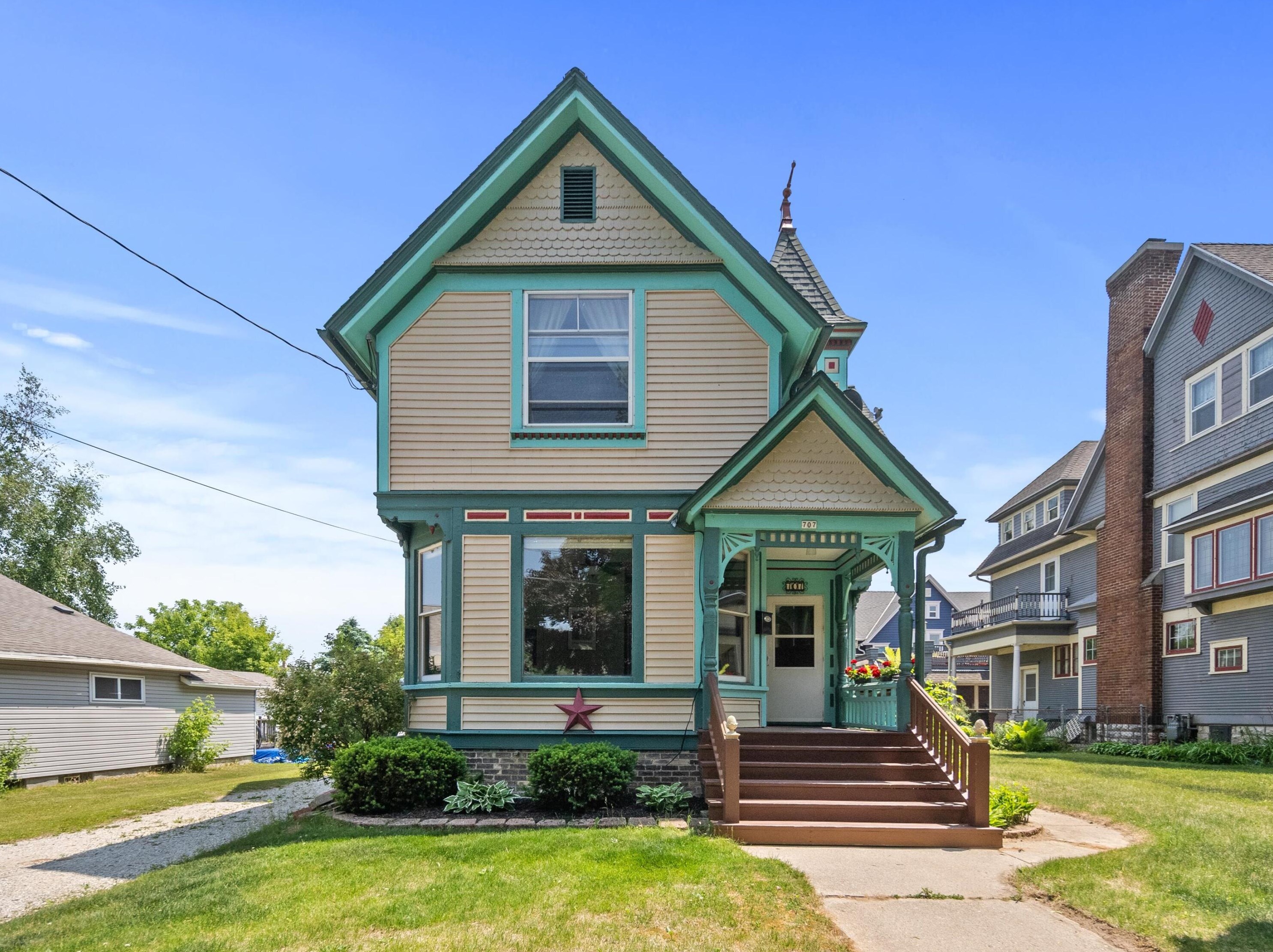 707 N 6th St, Manitowoc, WI 54220