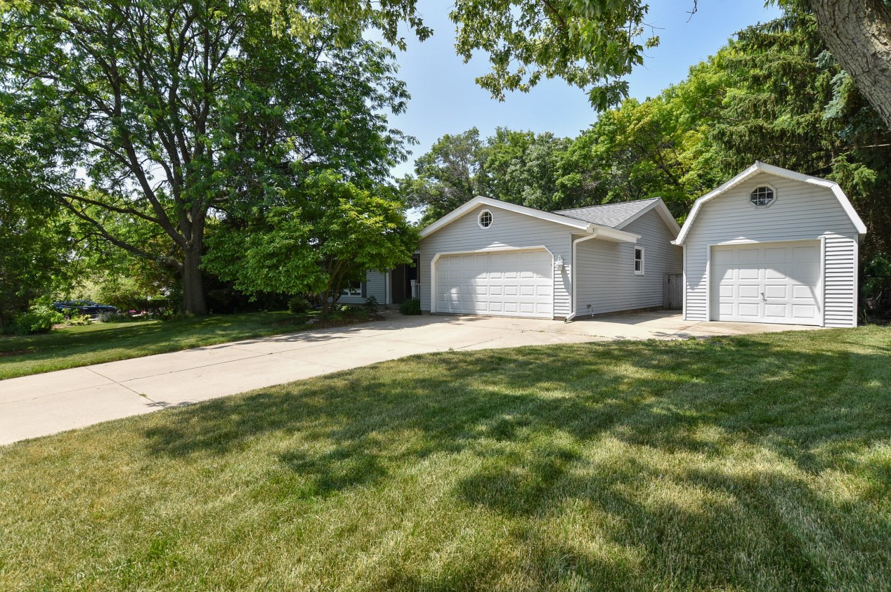 7725 S Mission Dr, Hales Corners, WI 53132