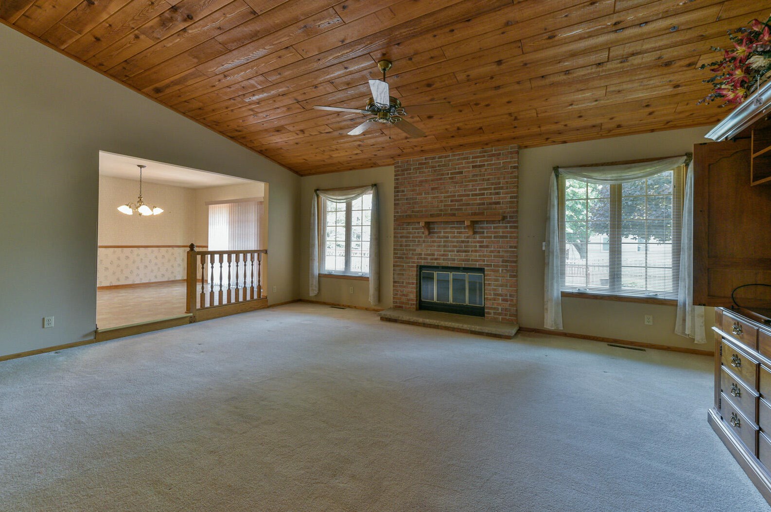 1001 Mary Ln, Oak Creek, WI 53154-6468