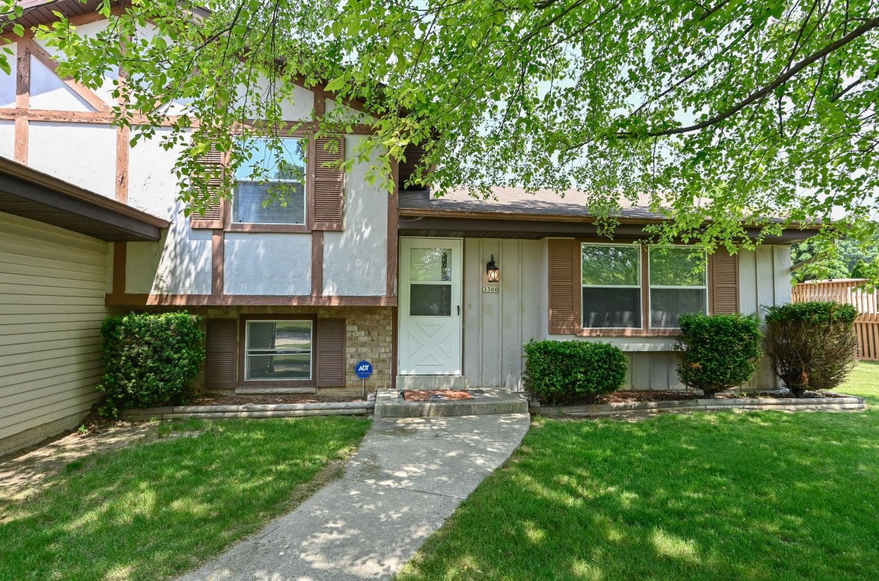 3300 E Woodview Ave, Oak Creek, WI 53154