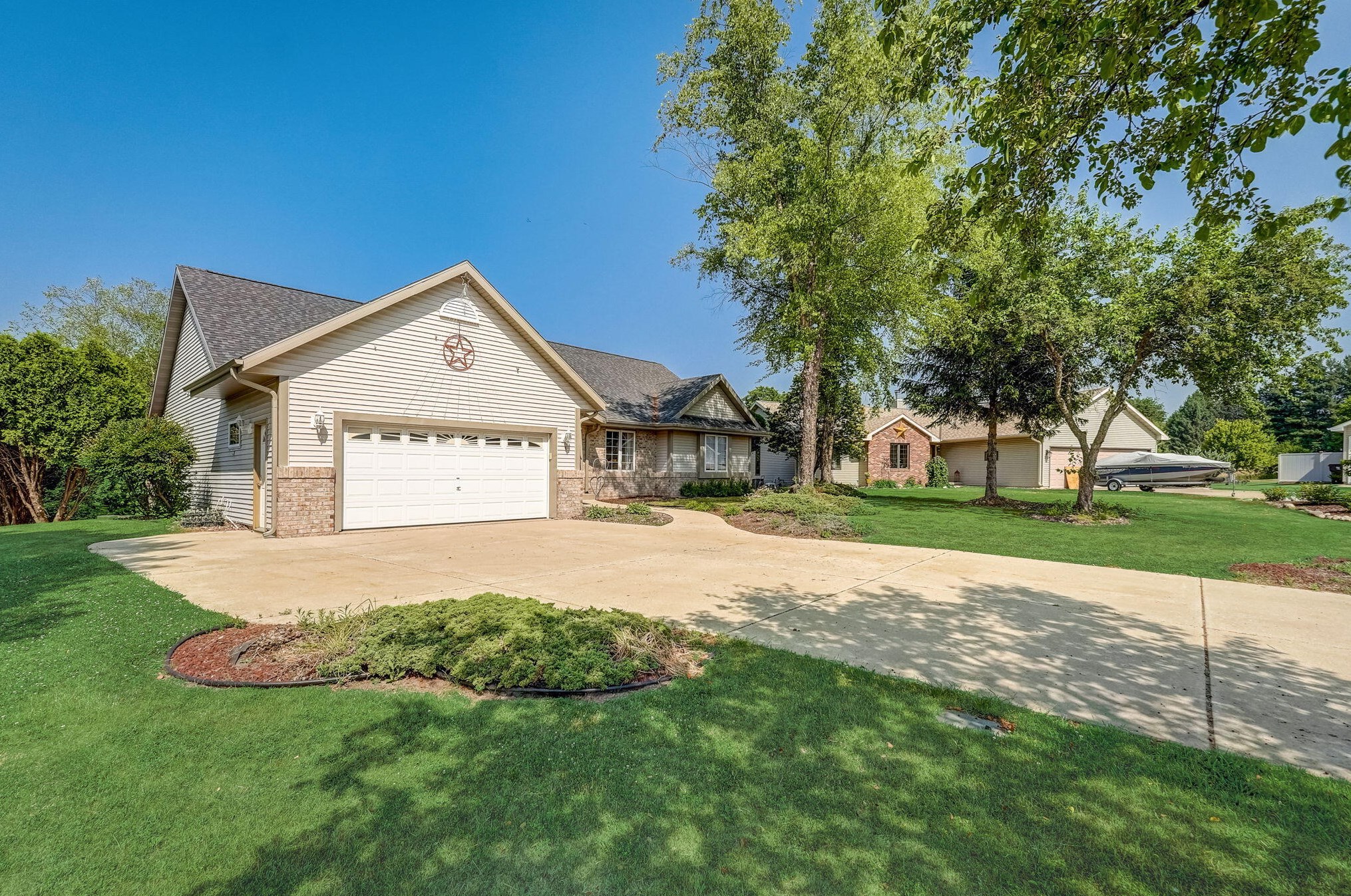 121 Sanctuary Ct, Johnson Creek, WI 53038-9664