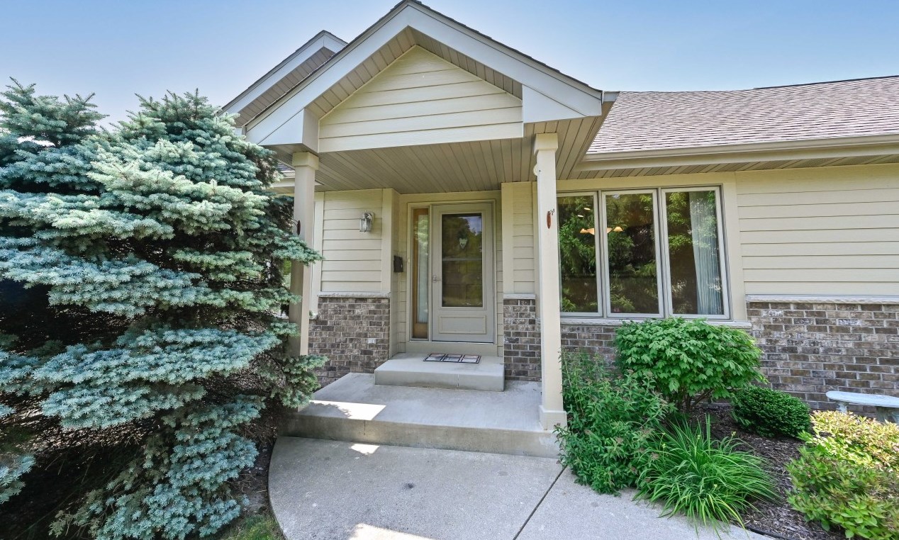 7016 S Lannonstone Ct, Hales Corners, WI 53132