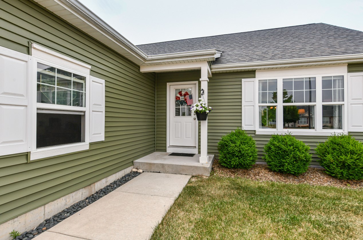 1447 E Longneedle Ln, Elkhorn, WI 53121