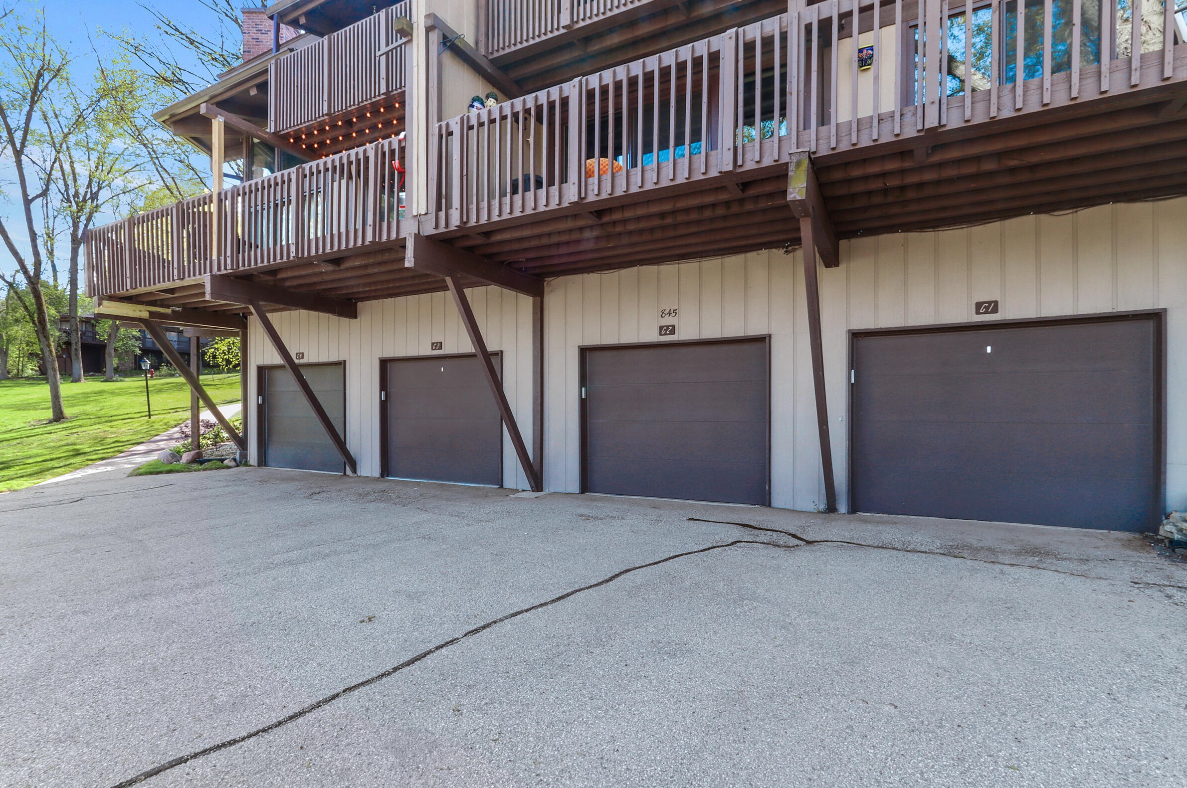 845 Hillside Dr, Fontana WI  53125-1286 exterior