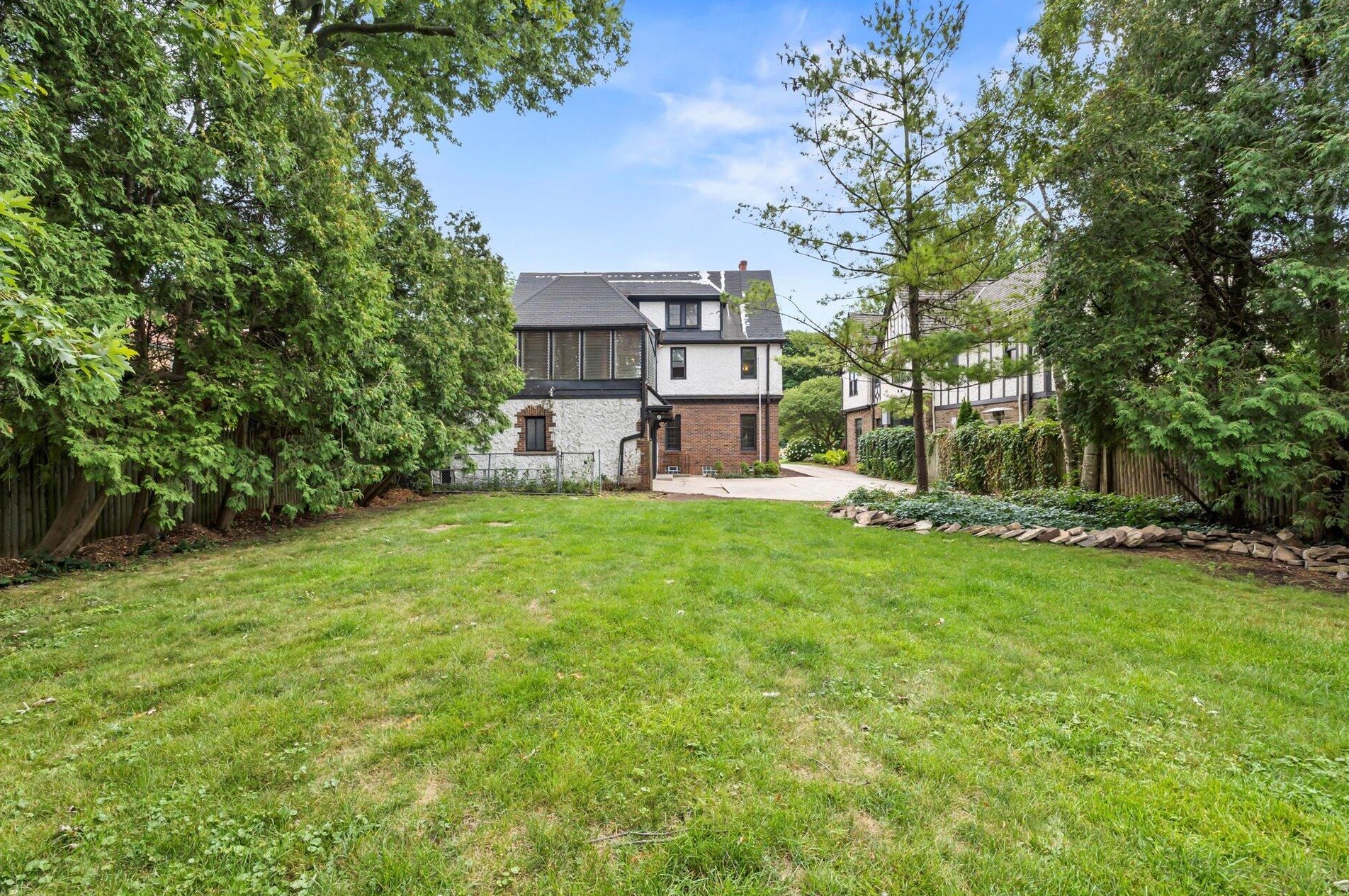 3477 Lake Dr, Milwaukee, WI 53235-0037