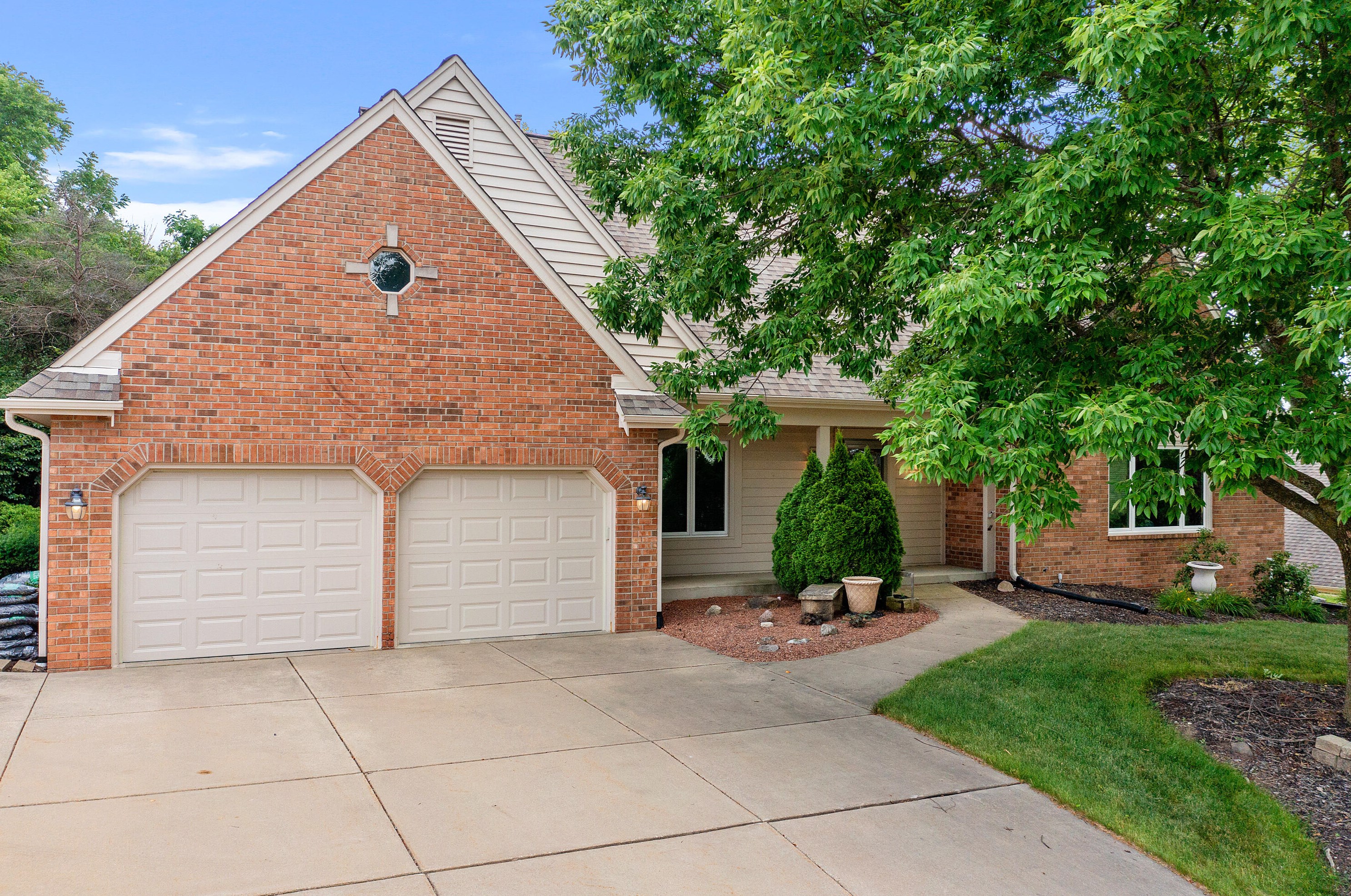 1645 Legend Hill Ln, Waukesha, WI 53189