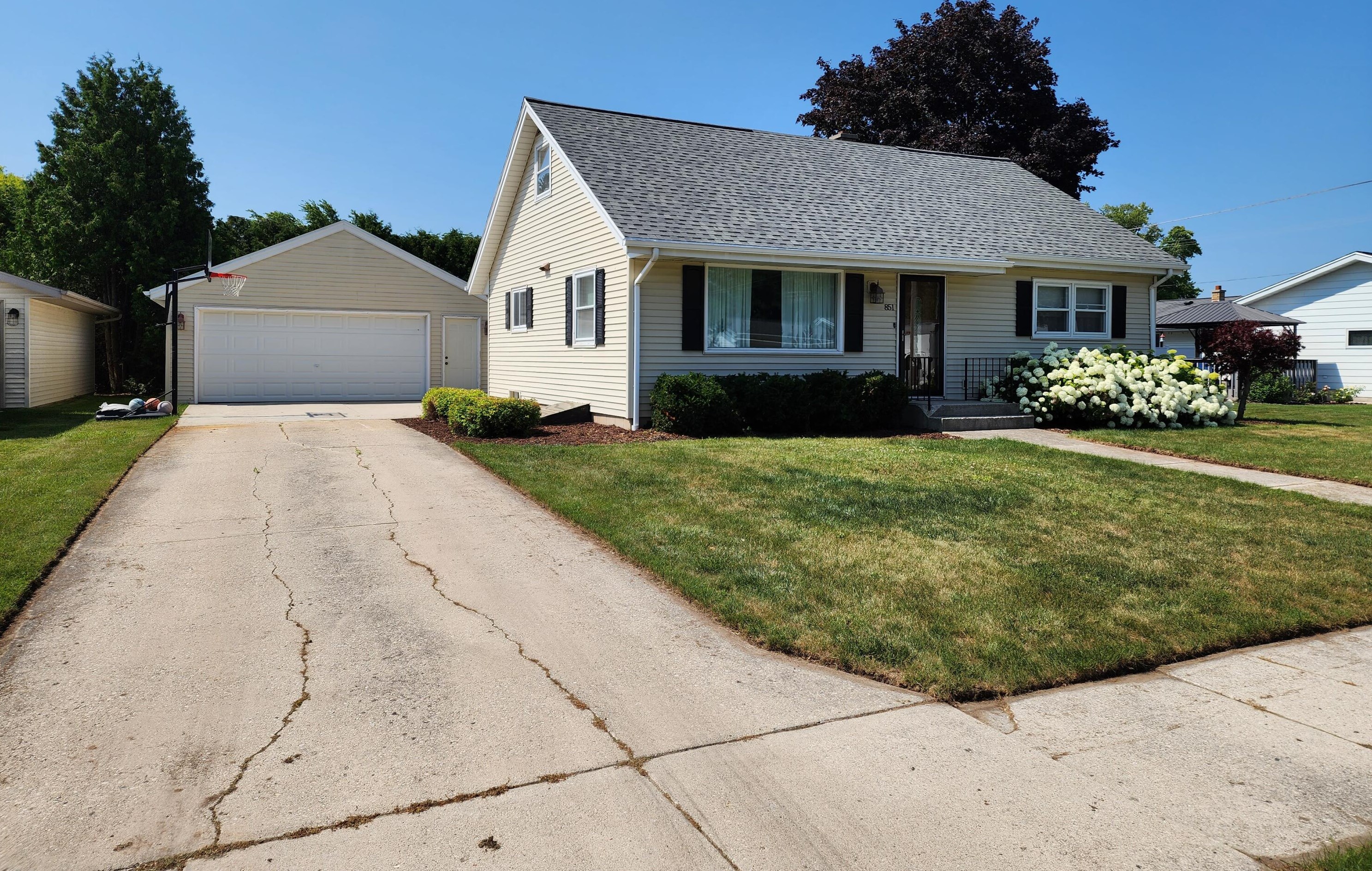 851 Park Ave, Oostburg, WI 53070-1214
