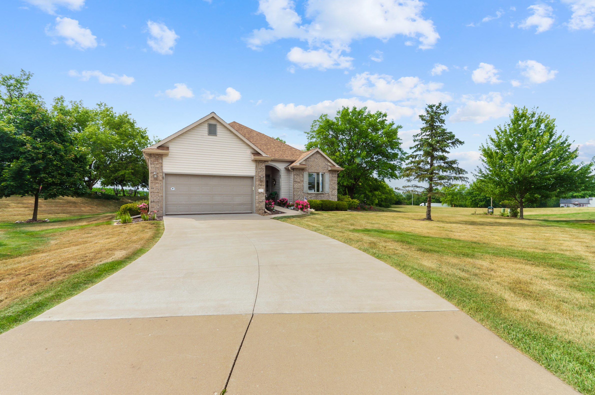 210 Meadow Ct, Delavan WI  53115-4329 exterior