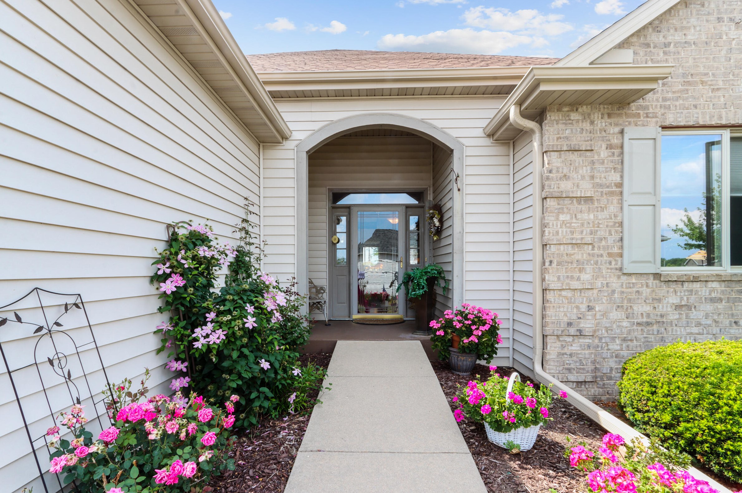 210 Meadow Ct, Delavan, WI 53115-4329