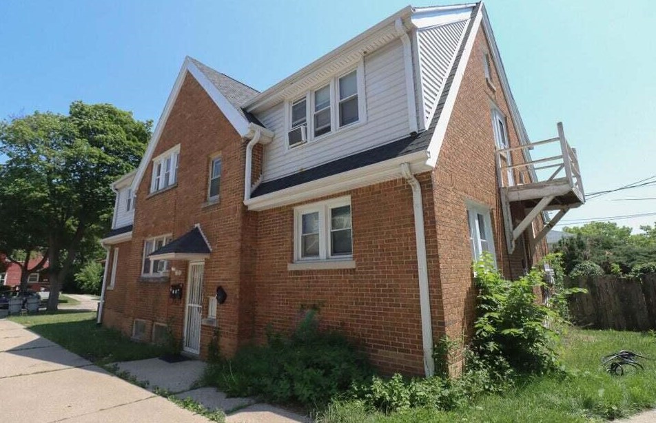 6221 W Thurston Ct, Milwaukee, WI 53218