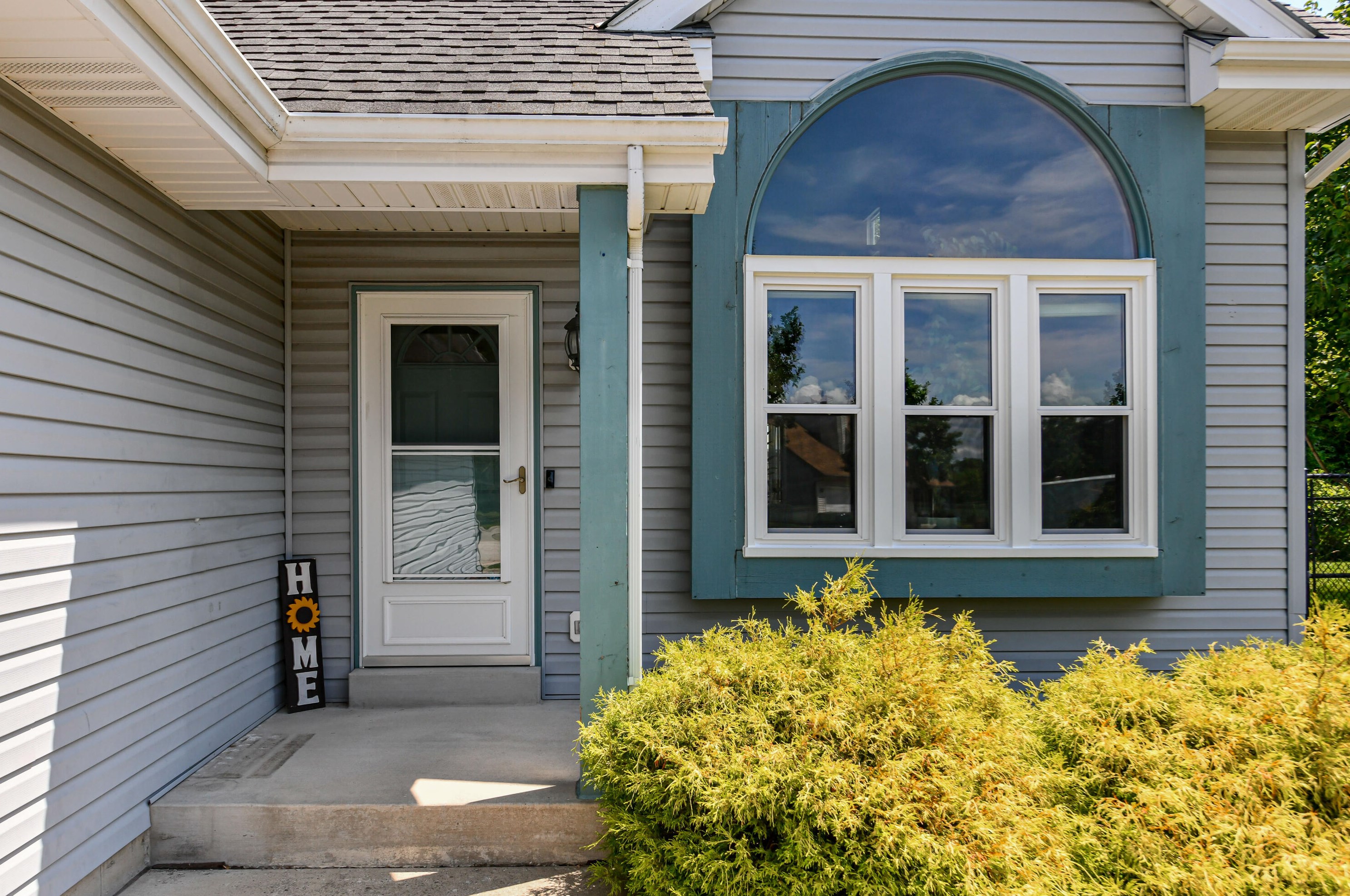 10438 Donald Dr, Oak Creek, WI 53154-6749