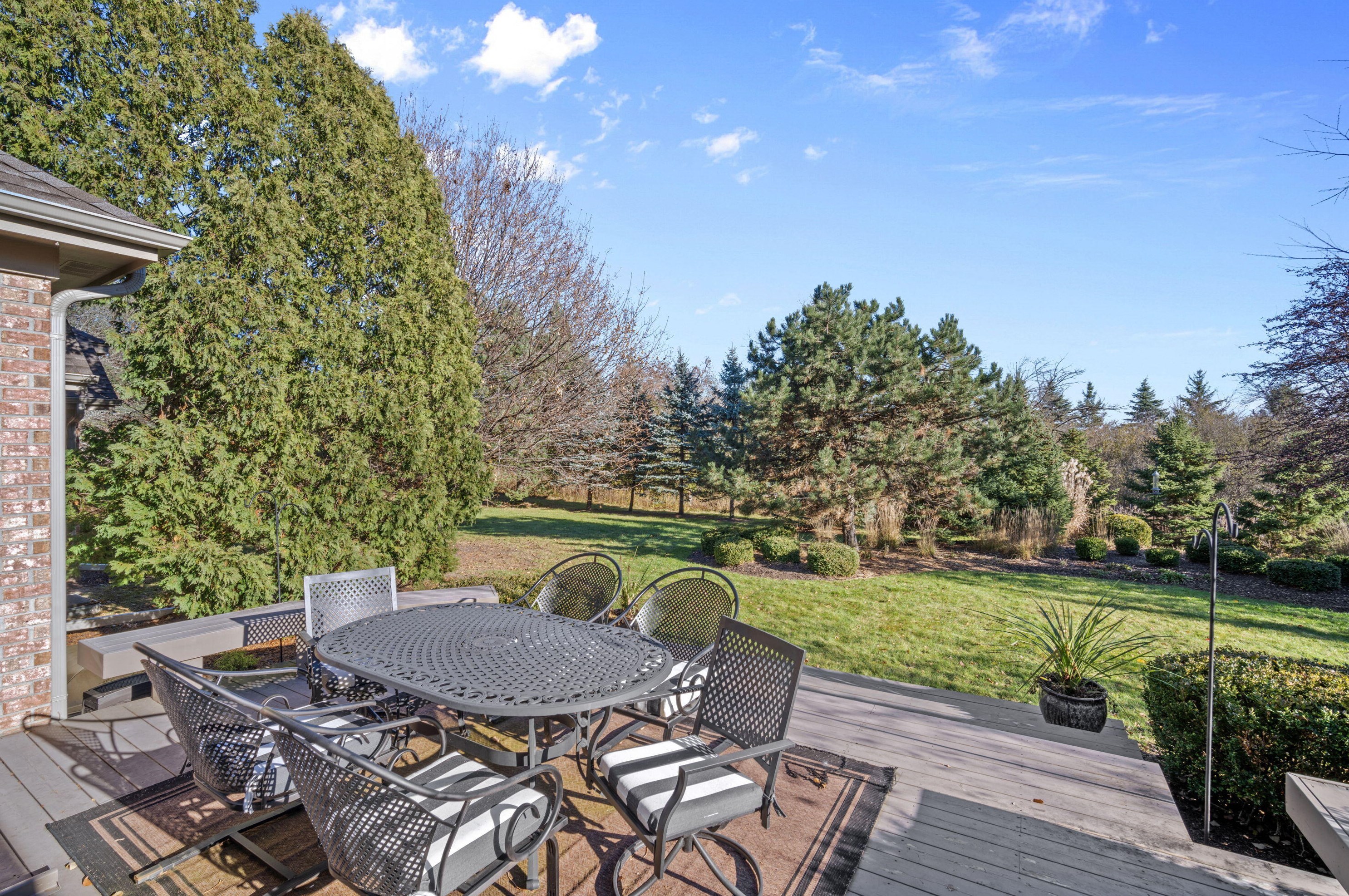 10708 N Essex Ct, Thiensville, WI 53092