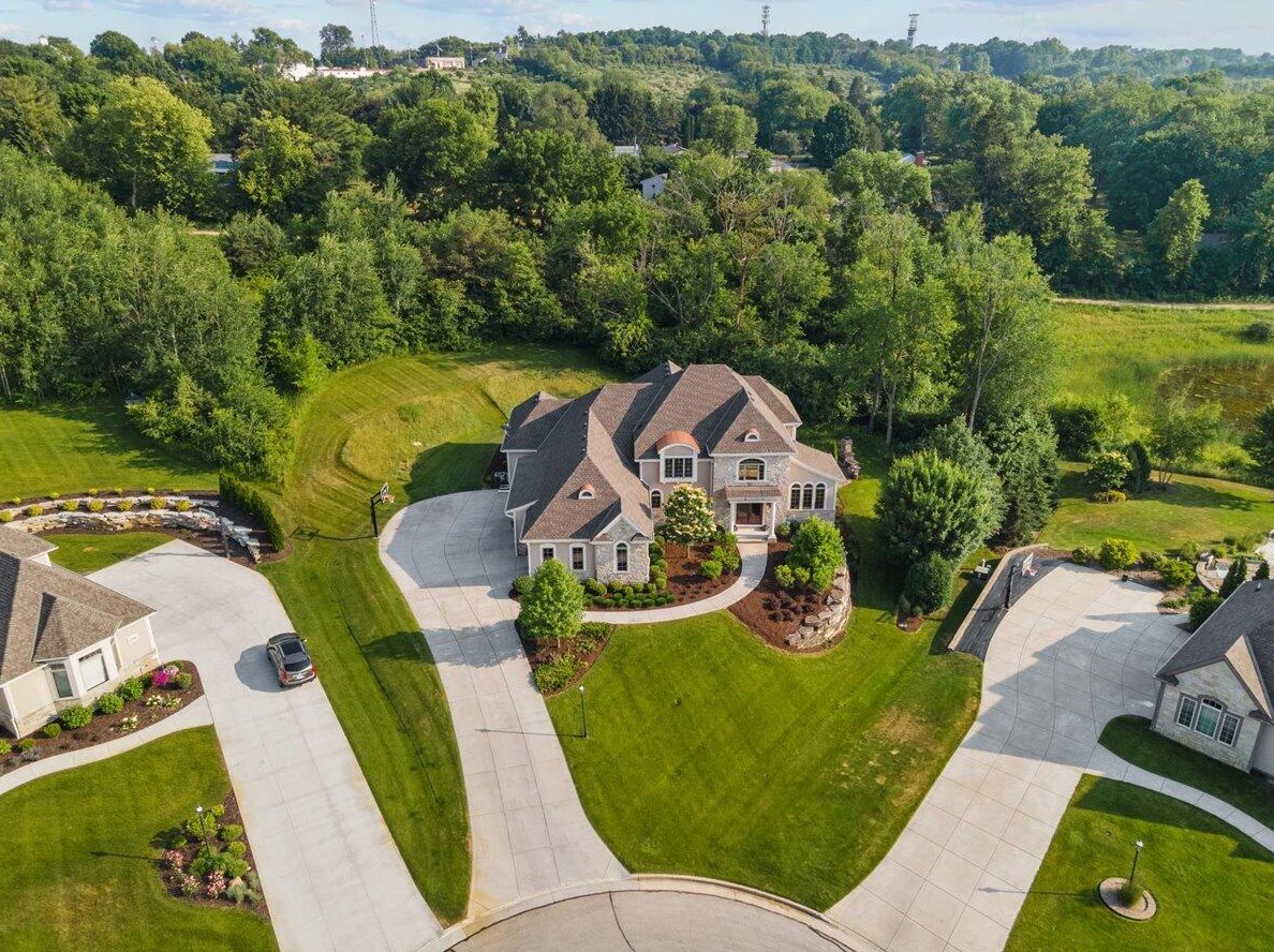 5375 S Two Ponds Ct, Waukesha, WI 53146