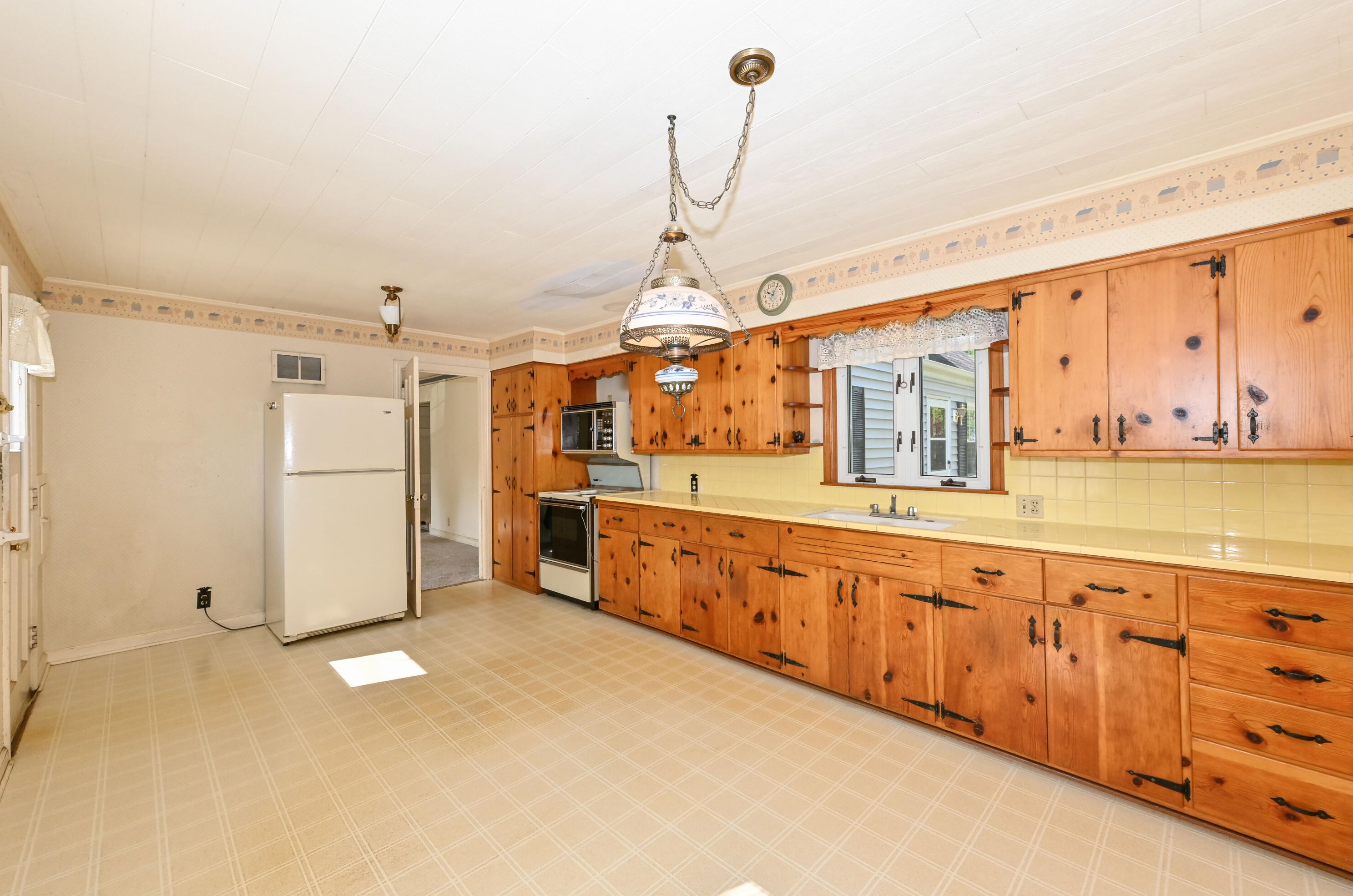 11020 Rockne Ave, Hales Corners, WI 53130-1835