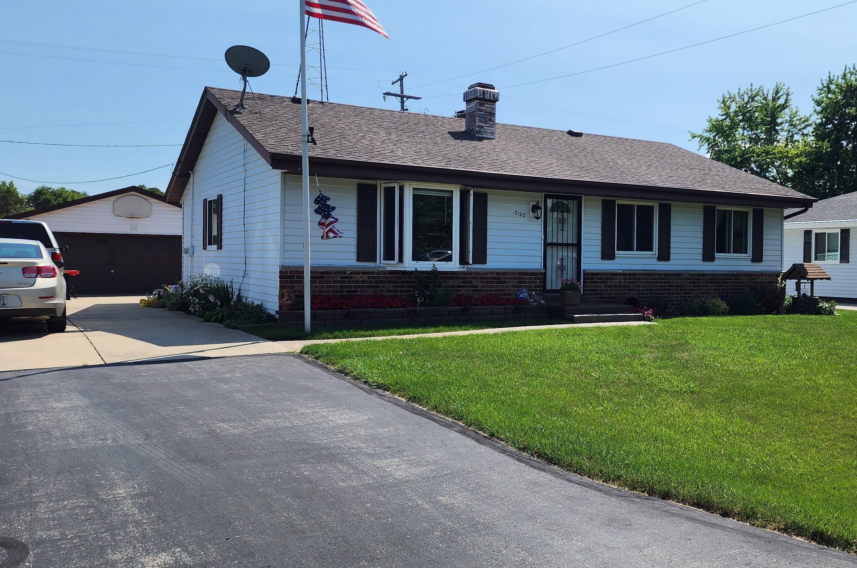 2123 Broadleaf Dr, Racine, WI 53402-1580