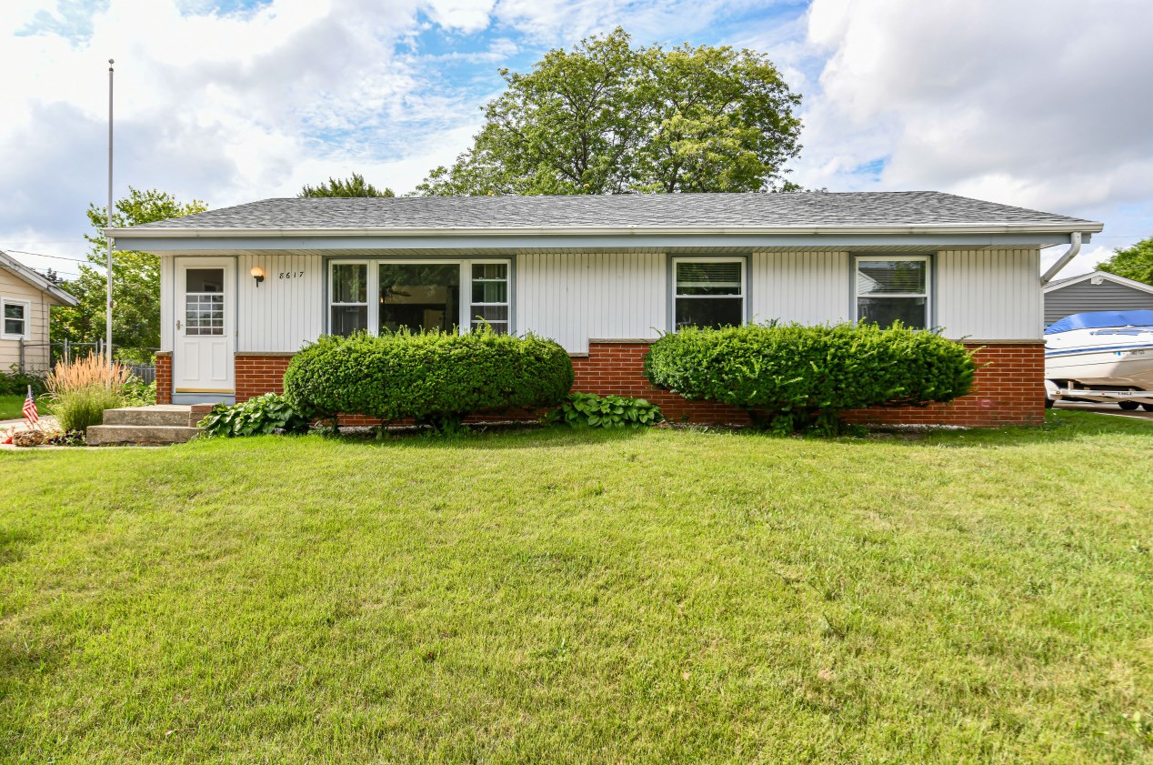 8617 Westbrook Dr, Sturtevant, WI 53177