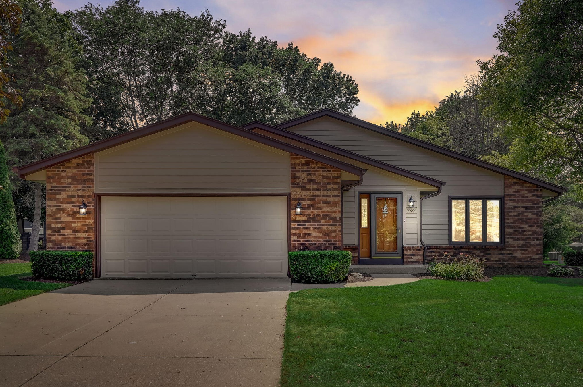 7737 Winston Way, Hales Corners, WI 53132-9016