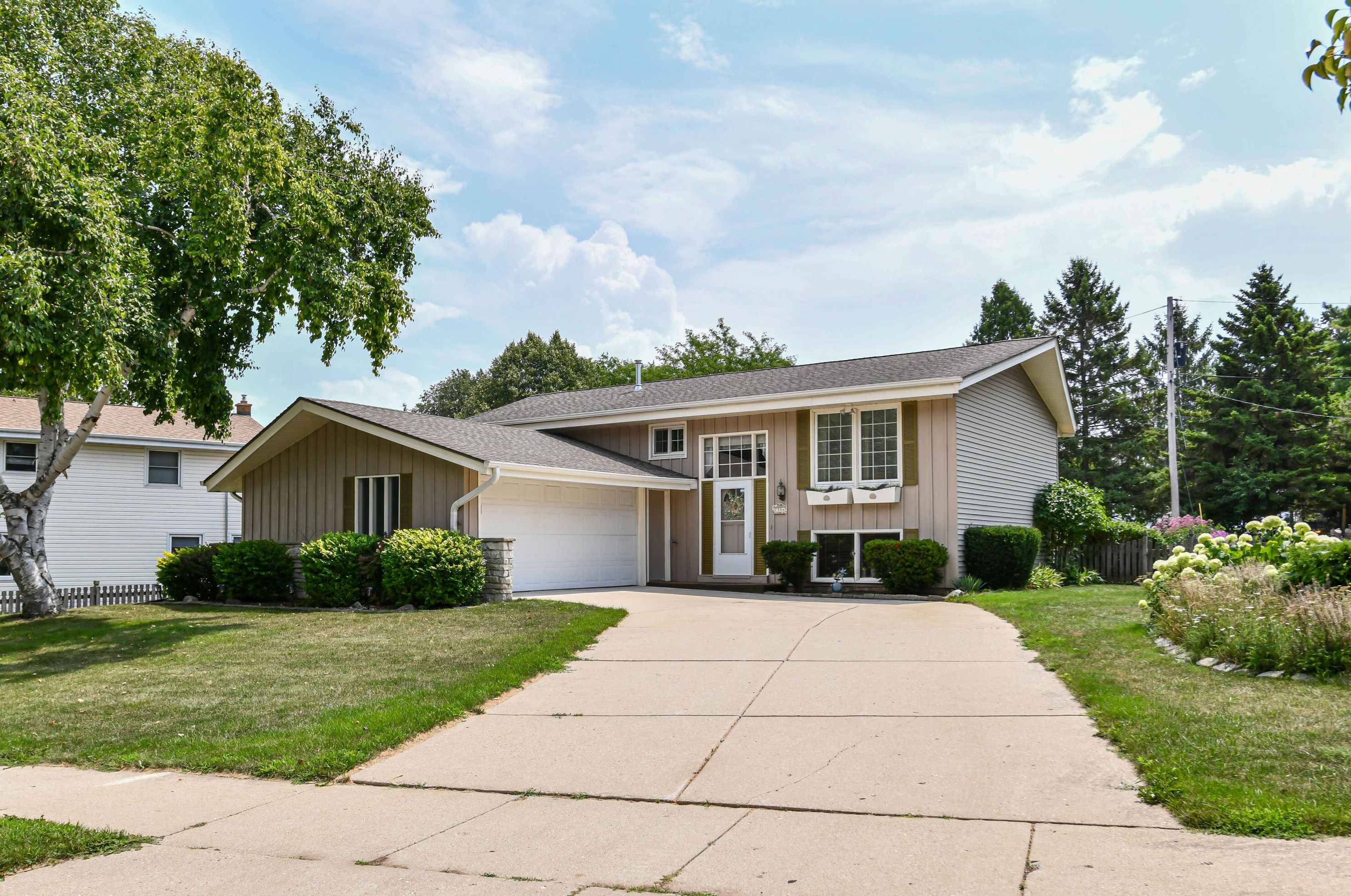7554 Pine Ave, Oak Creek, WI 53154-2341