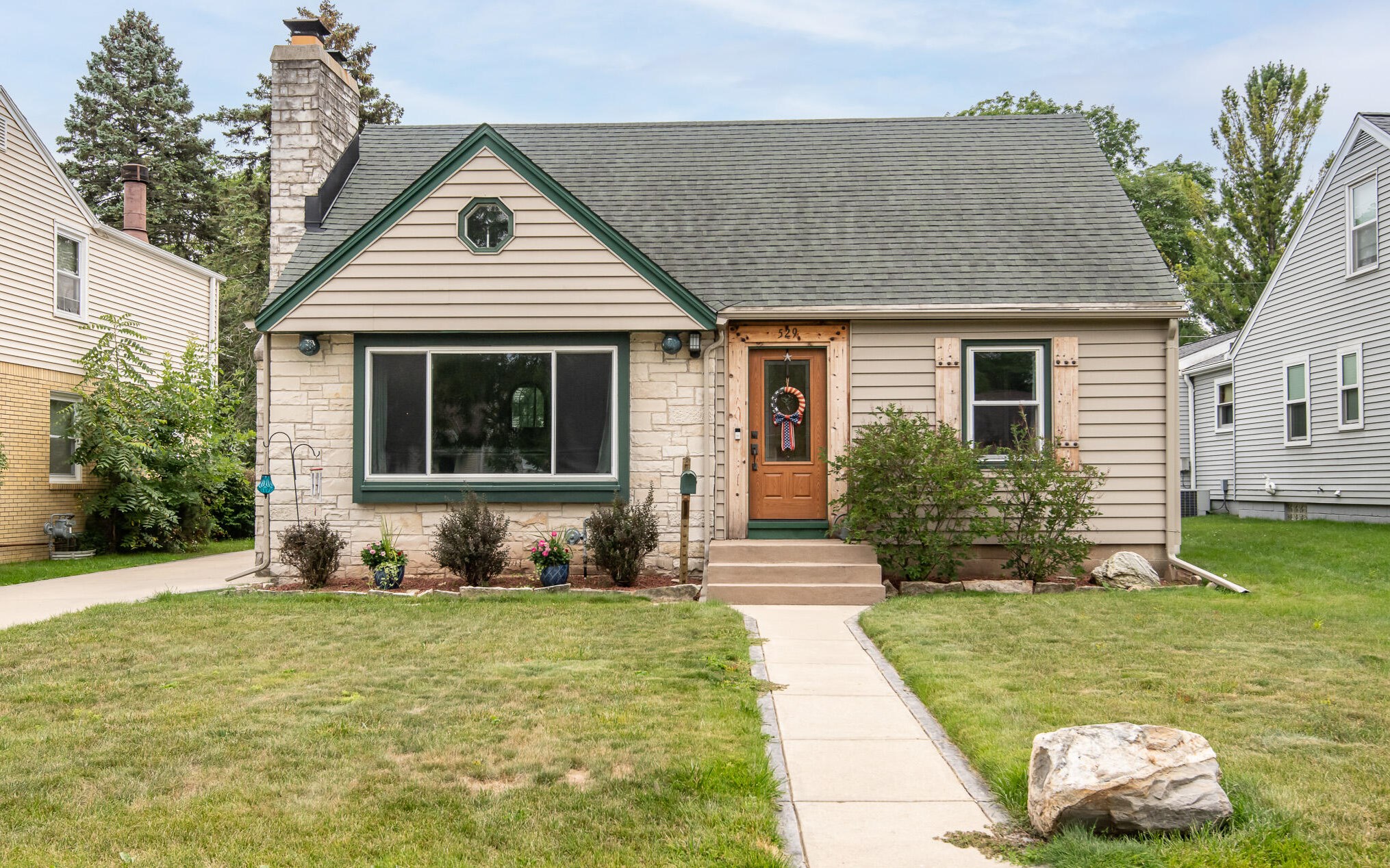 529 Oak St, South Milwaukee, WI 53172-1748
