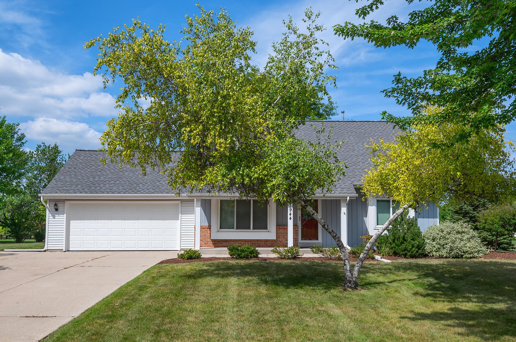 3944 Amberidge Dr, Hales Corners, WI 53132-8749