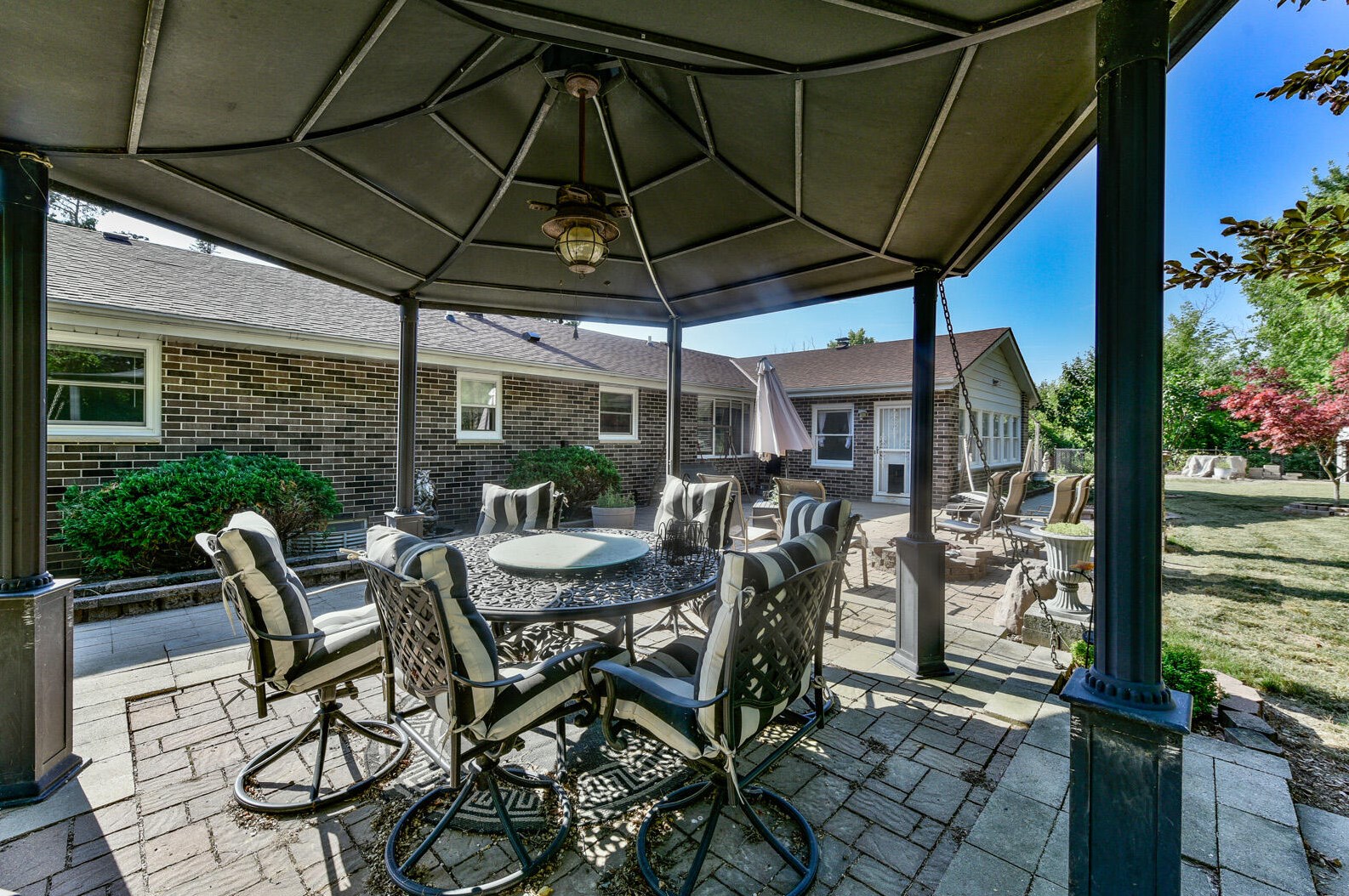 8818 35th St, Hales Corners, WI 53132-9332
