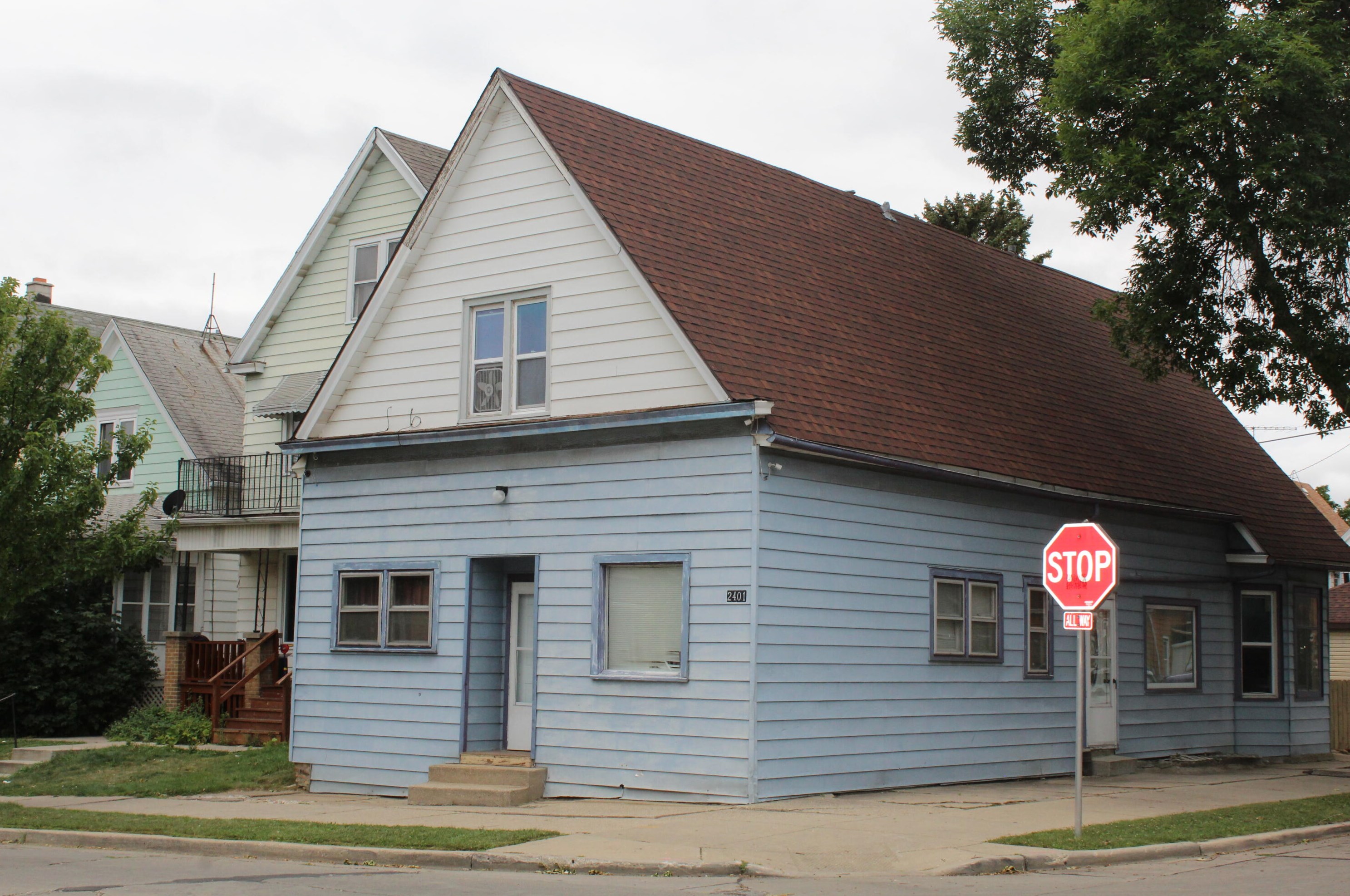 2401 S 9th Pl, Milwaukee, WI 53215